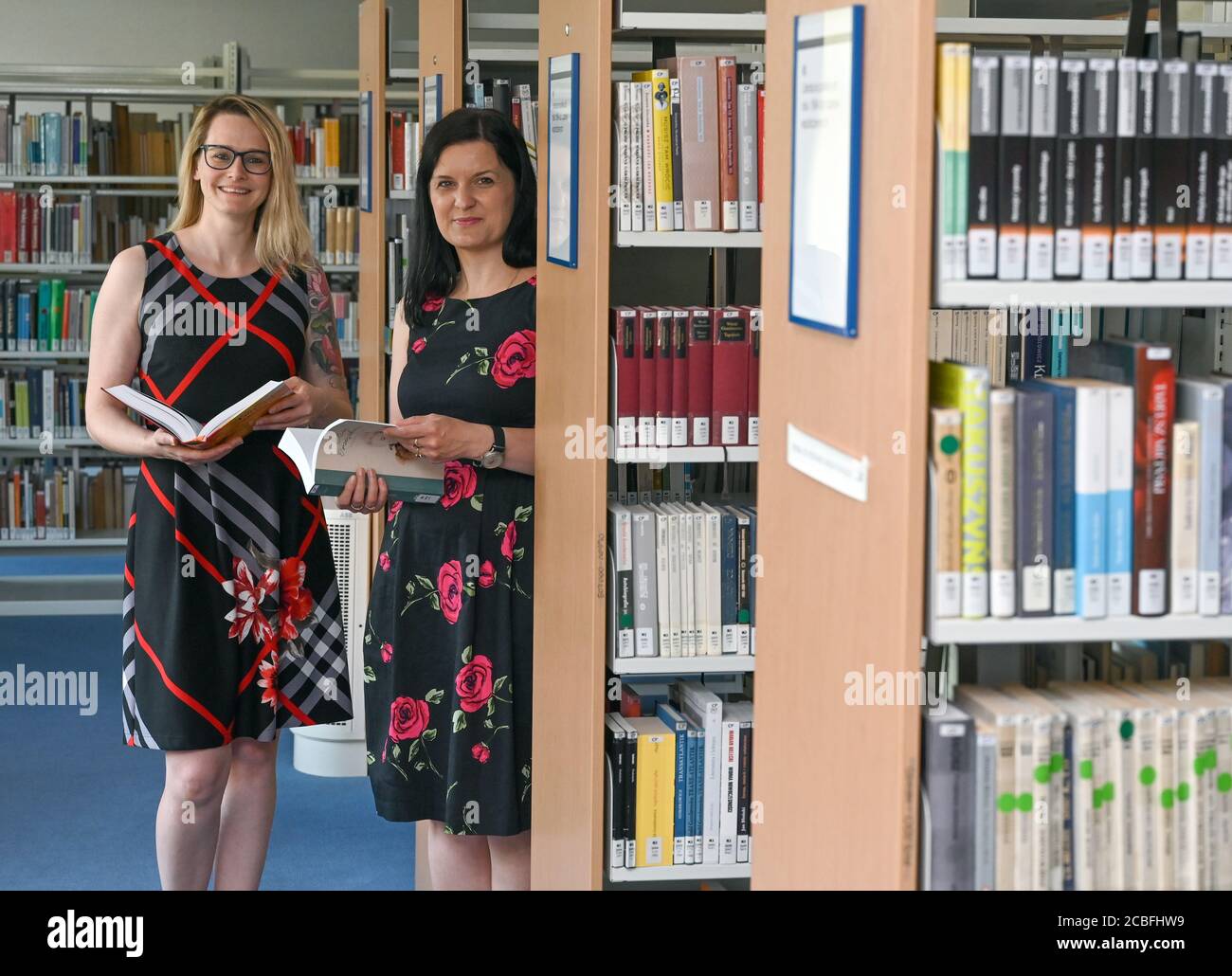 13 August 2020, Poland, Slubice: Melanie Nowak (l, part-time genealogist) and Izabella Parowicz, cultural scientist at the European University 'Viadrina', are located in the library of the Collegium Polonicum, which is a joint research institution of 'Viadrina' and the Adam-Mieckiewicz-University of Poznan. 'Who were my ancestors and where do I come from?' - Apparently, more and more people are asking this question and turn to genealogists who can help you to search in old documents. The university library in Slubice, Poland, now offers even more research options. Photo: Patrick Pleul/dpa-Zent Stock Photo