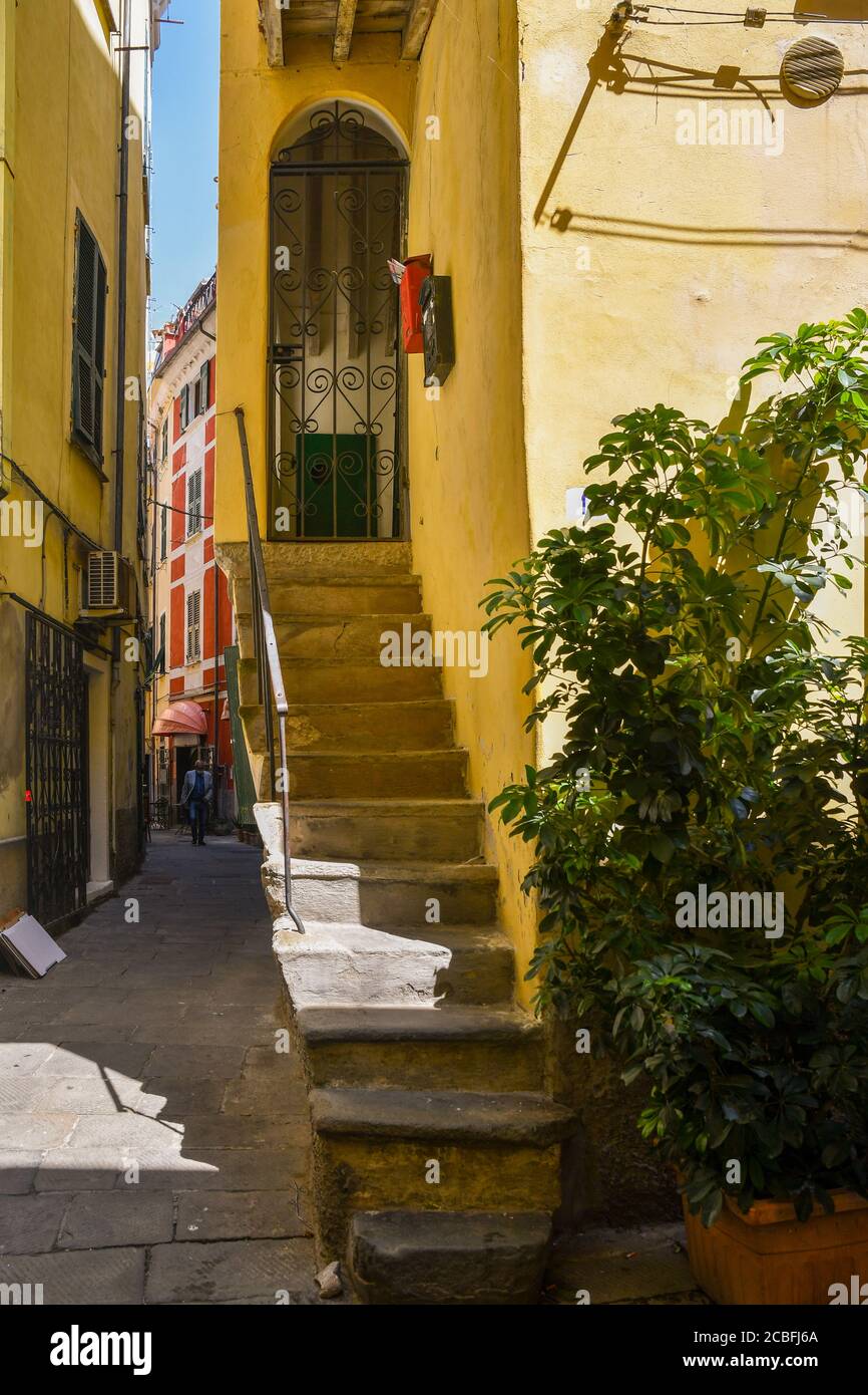 Steep Steps and Narrow Street in Dubrovnik Old Town Editorial Photo - Image  of dalmatia, famous: 151455496