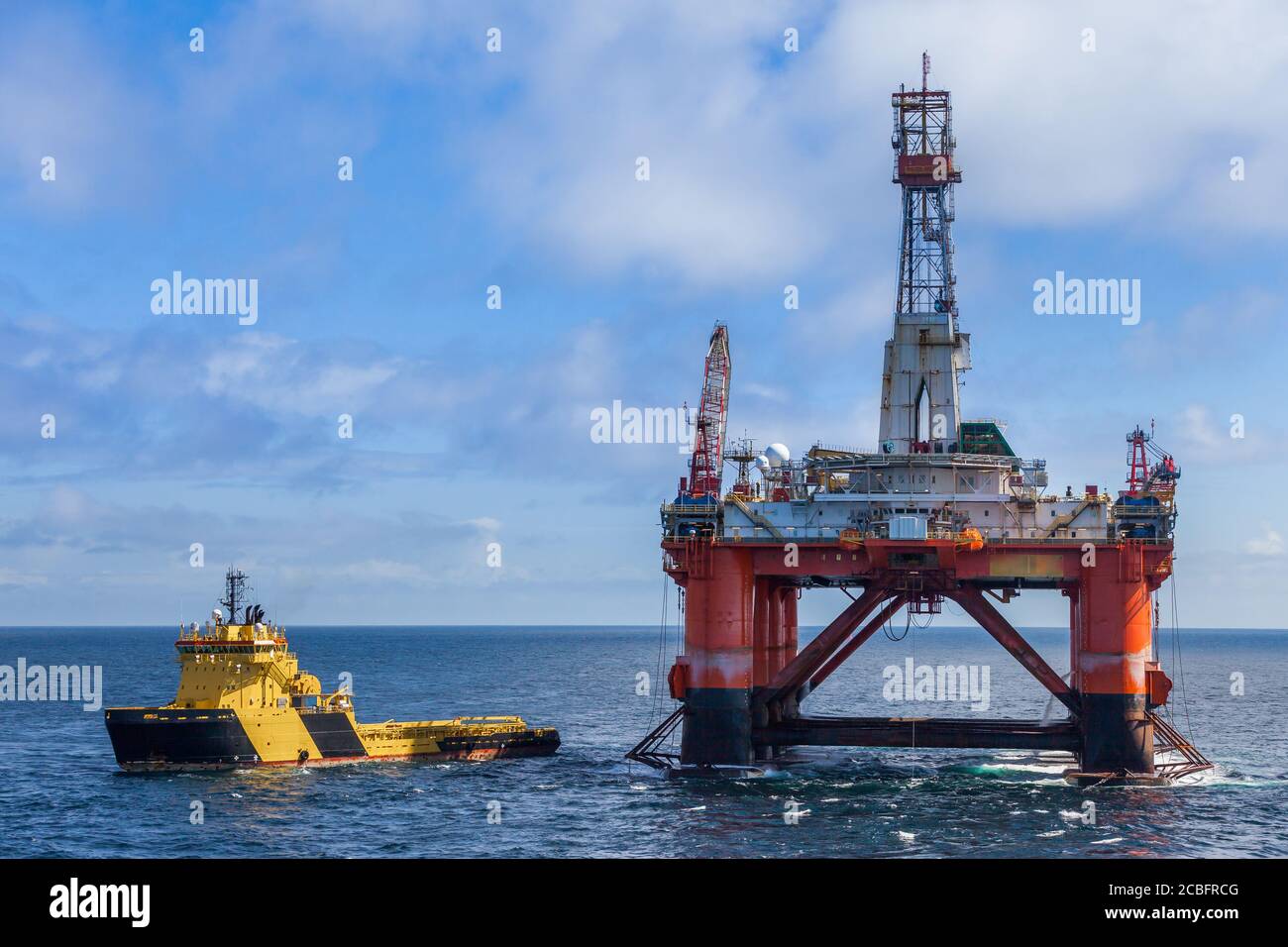NORTH SEA NORWAY - 2015 MAY 25. The semi-submersible drilling rig Transocean Leader with anchor handler vessel Balder Viking alongside. Stock Photo