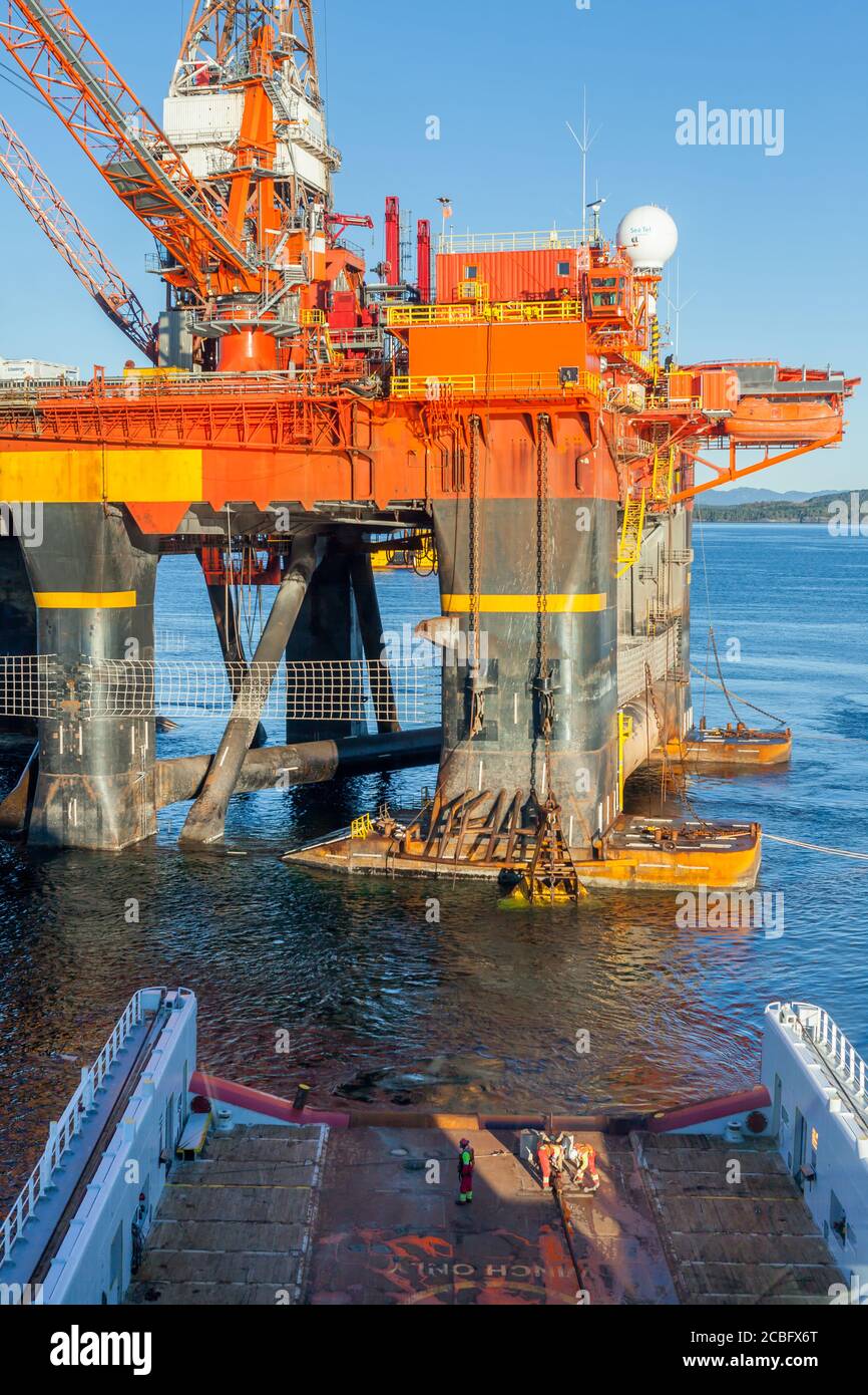 OELEN, NORWAY - 2014 OCTOBER 16. Siem Amethyst doing anchor handling with the oil rig West Alpha. Stock Photo