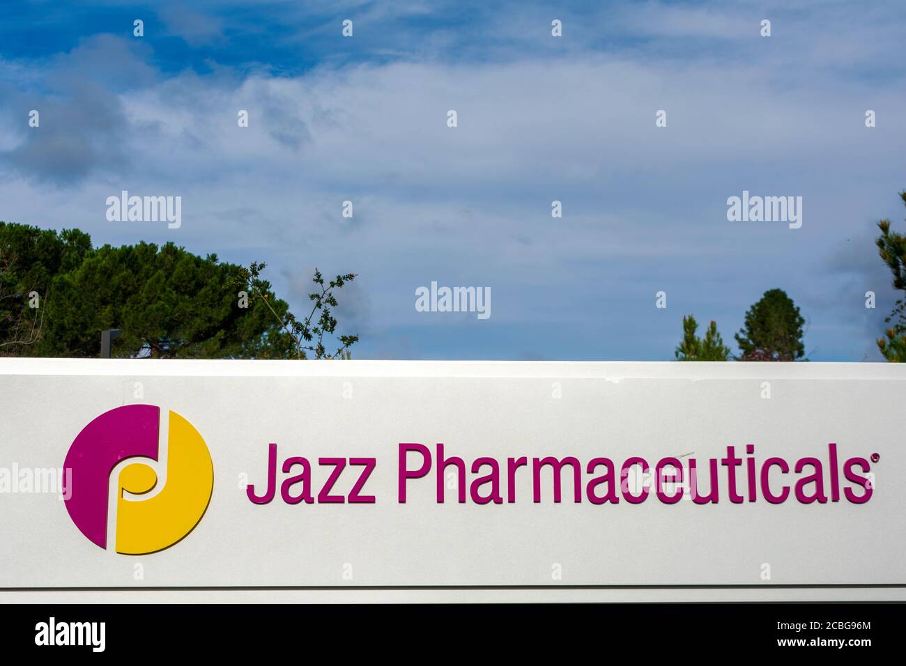 Jazz Pharmaceuticals logo and sign at hq in Silicon Valley. Jazz Pharmaceuticals is an Ireland-based biopharmaceutical company - Palo Alto, California Stock Photo