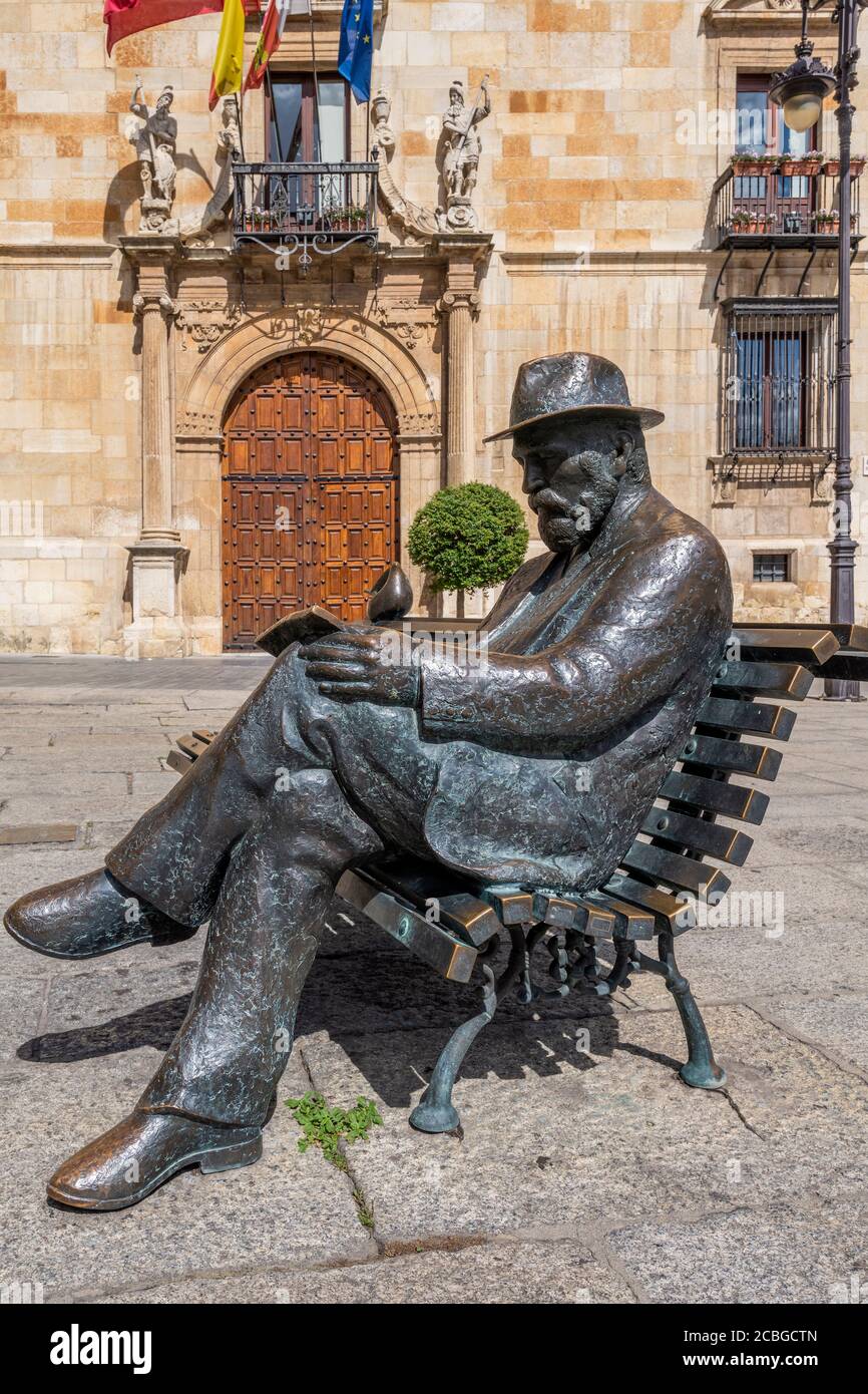 Statue of Antoni Gaudi seated on a bench, Leon, Castile and Leon, Spain Stock Photo