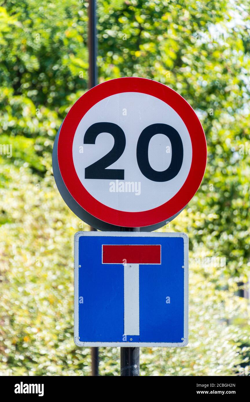 20 mph (Miles Per Hour) and Cul-de-sac road sign on British roads Stock Photo