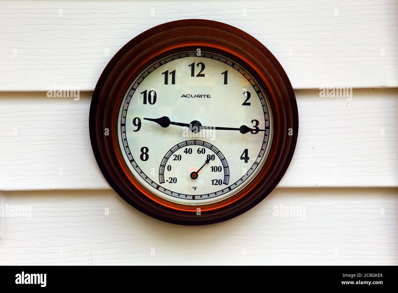 How to Choose the Ideal Outdoor Clock and Thermometer for Your Patio ...