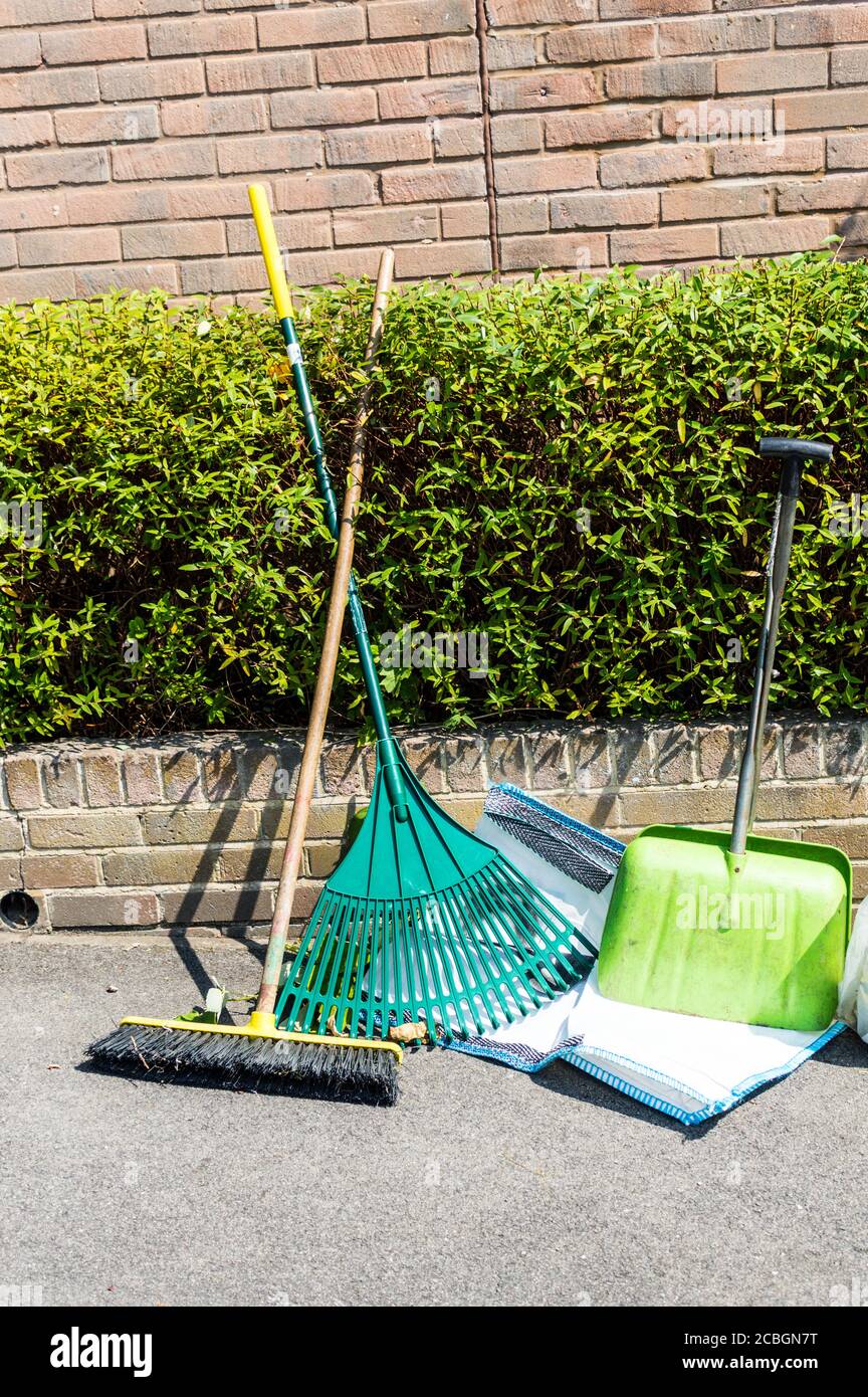 Gardening tools cleaning tools hires stock photography and images Alamy