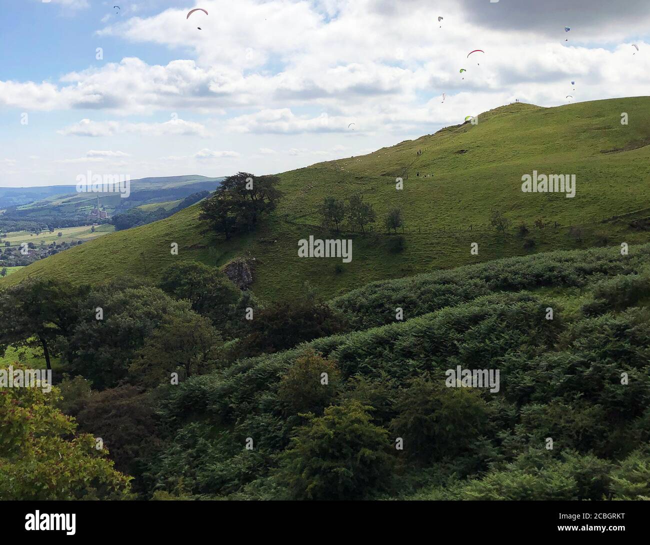 Numbers of hang-gliders take to the skies in Hope Valley Stock Photo