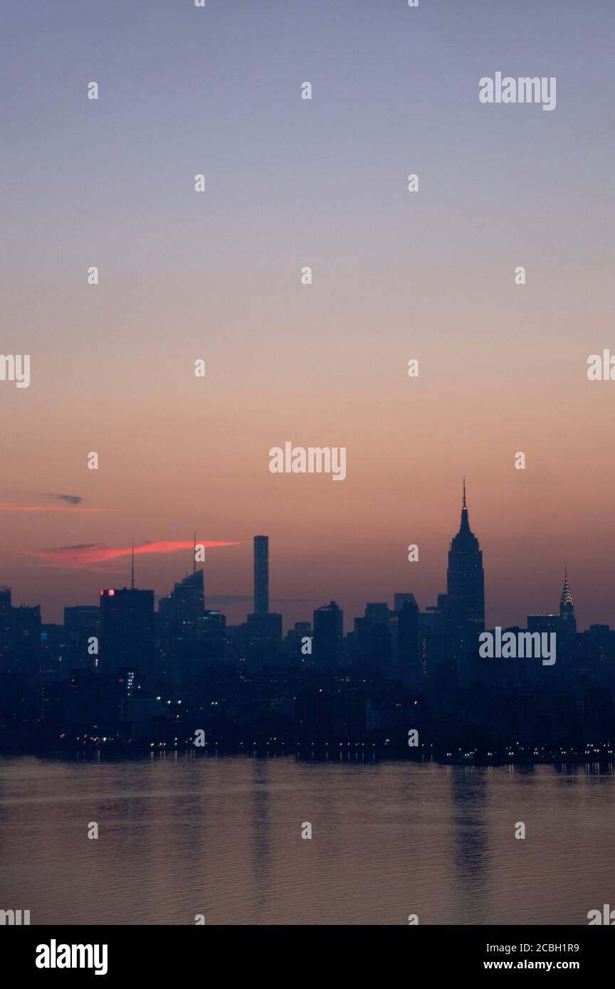 Nyc sunrise silhouettes hi-res stock photography and images - Alamy