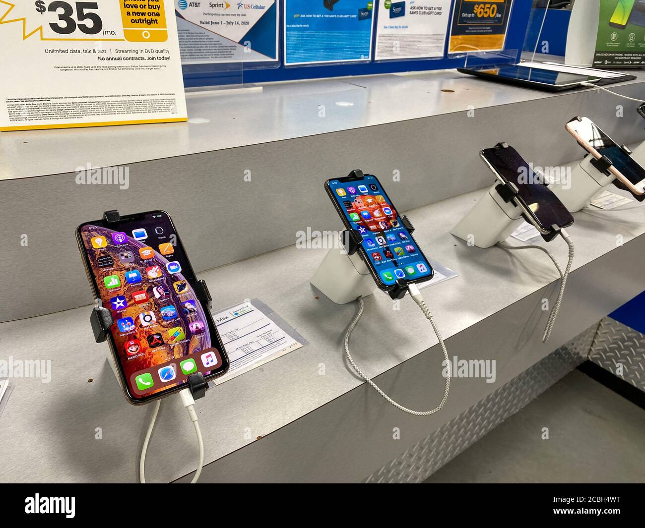 Orlando,FL/USA- 6/10/20: A row of Apple iPhone 11 and iPhone 11 Max for  sale at a Sam's Club in Orlando, Florida Stock Photo - Alamy