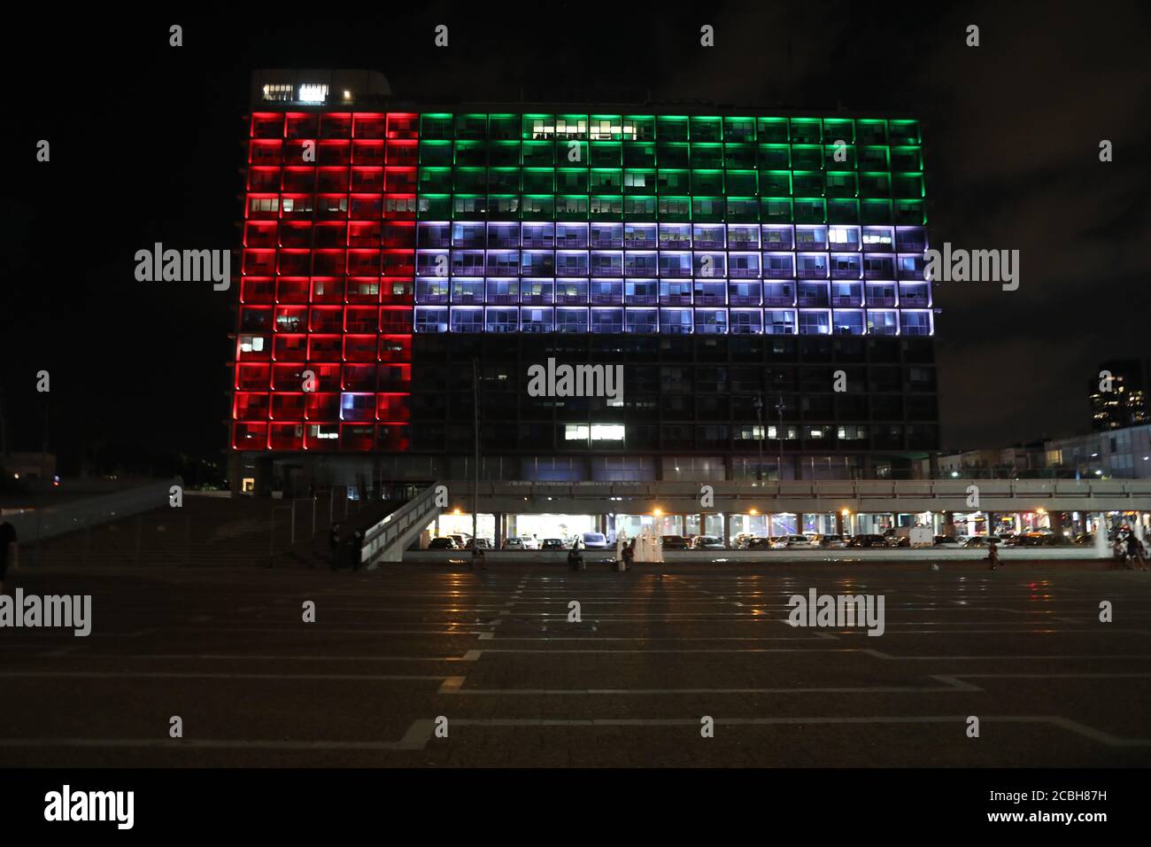 (200813) -- TEL AVIV, Aug. 13, 2020 (Xinhua) -- The Tel Aviv Municipality Hall is illuminated with the colors of the national flag of the United Arab Emirates in the central Israeli city of Tel Aviv on Aug. 13, 2020. Israeli Prime Minister Benjamin Netanyahu and U.S. President Donald Trump announced separately on Thursday that the United Arab Emirates (UAE) and Israel have reached an agreement that establishes full diplomatic ties. (Gideon Markowicz/JINI via Xinhua) Stock Photo