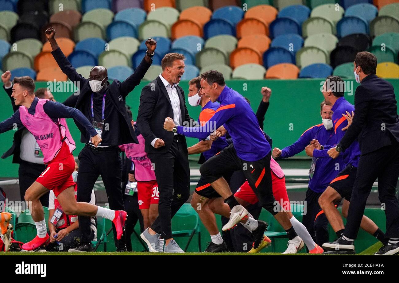 Lisbon, Portugal, 13th August 2020,  Schlussjubel: Trainer Julian Nagelsmann (RBL) mit Team in the quarterfinal UEFA Champions League match final tournament RB LEIPZIG - ATLETICO MADRID  in Season 2019/2020.  © Peter Schatz / Alamy Live News /Pool   - UEFA REGULATIONS PROHIBIT ANY USE OF PHOTOGRAPHS as IMAGE SEQUENCES and/or QUASI-VIDEO -  National and international News-Agencies OUT Editorial Use ONLY Stock Photo