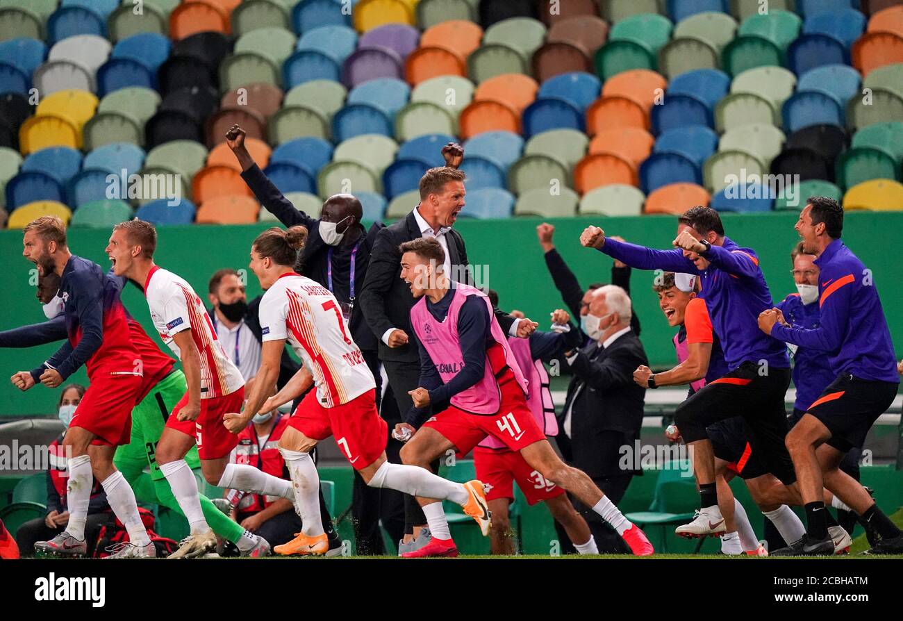 Lisbon, Portugal, 13th August 2020,  Schlussjubel: Trainer Julian Nagelsmann (RBL) mit Team in the quarterfinal UEFA Champions League match final tournament RB LEIPZIG - ATLETICO MADRID  in Season 2019/2020.  © Peter Schatz / Alamy Live News /Pool   - UEFA REGULATIONS PROHIBIT ANY USE OF PHOTOGRAPHS as IMAGE SEQUENCES and/or QUASI-VIDEO -  National and international News-Agencies OUT Editorial Use ONLY Stock Photo