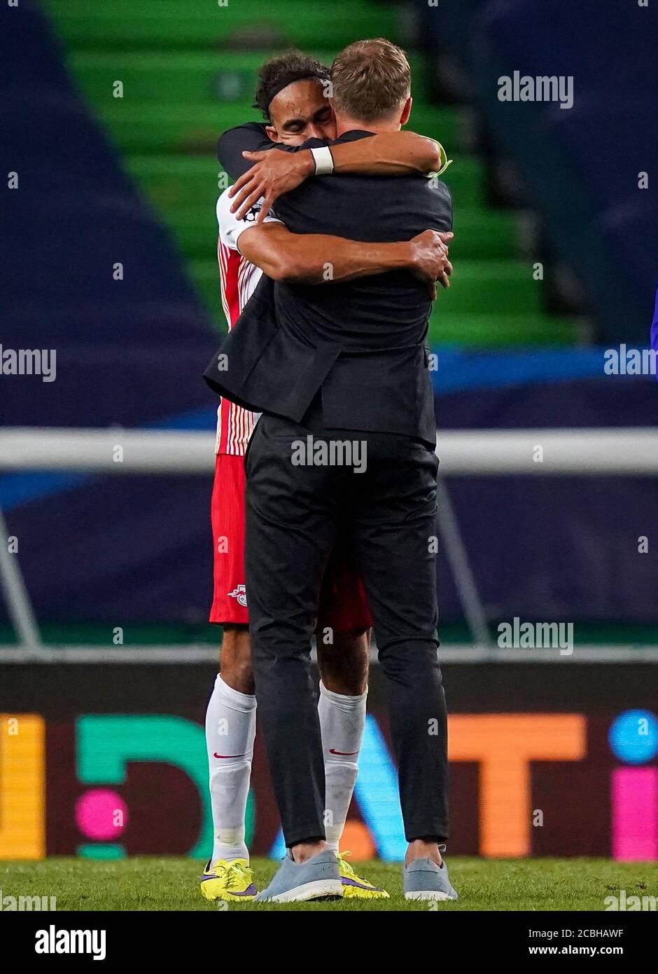 Lisbon, Portugal, 13th August 2020,  Schlussjubel: Trainer Julian Nagelsmann (RBL) und Yussuf Poulsen (RBL) in the quarterfinal UEFA Champions League match final tournament RB LEIPZIG - ATLETICO MADRID  in Season 2019/2020.  © Peter Schatz / Alamy Live News /Pool   - UEFA REGULATIONS PROHIBIT ANY USE OF PHOTOGRAPHS as IMAGE SEQUENCES and/or QUASI-VIDEO -  National and international News-Agencies OUT Editorial Use ONLY Stock Photo