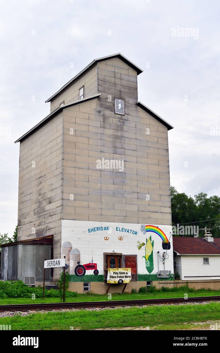 Sheridan, Illinois, USA. Small town grain elevator along railroad tracks in north central Illinois. Stock Photo