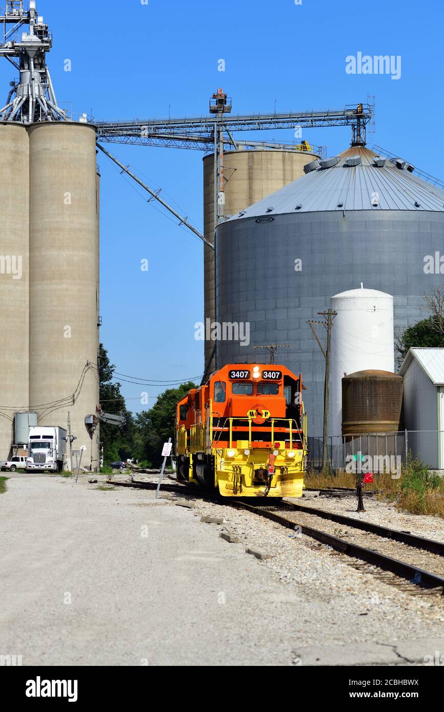 Fairbury, Illinois USA. A pair of locomotives, led by a Marquette Rail SD40-2 (and trailed by a TPW GP50) passing through Fairbury, Illinois. Stock Photo