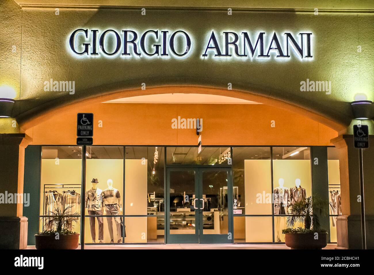 rook onkruid Vel Giorgio Armani outlet store in Camarillo California Stock Photo - Alamy