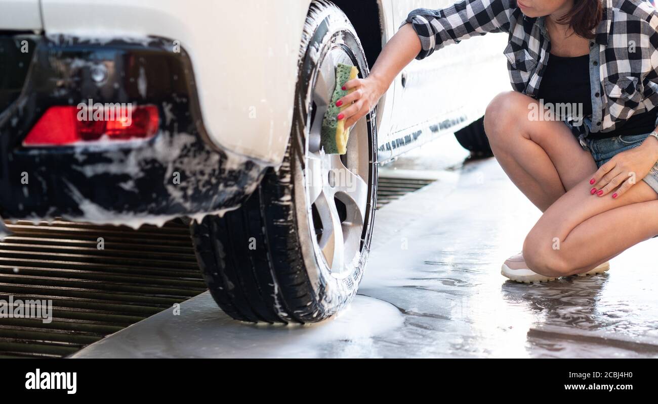 Мокрая девочка на мойке. Девушки моют авто с губкой. Девушка на автомойке наклонилась. Мытьё колёс в ванной. Девушки на автомойке босиком.