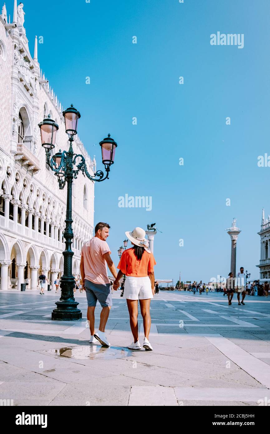 Venice couple kissing on bridge hi-res stock photography and images - Alamy