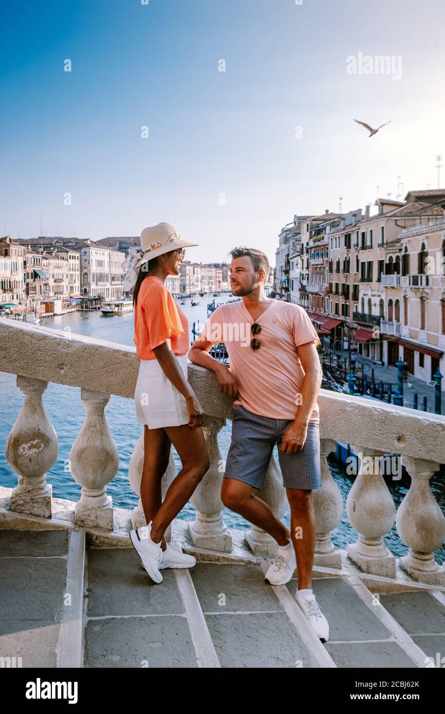 Venice couple kissing on bridge hi-res stock photography and images - Alamy