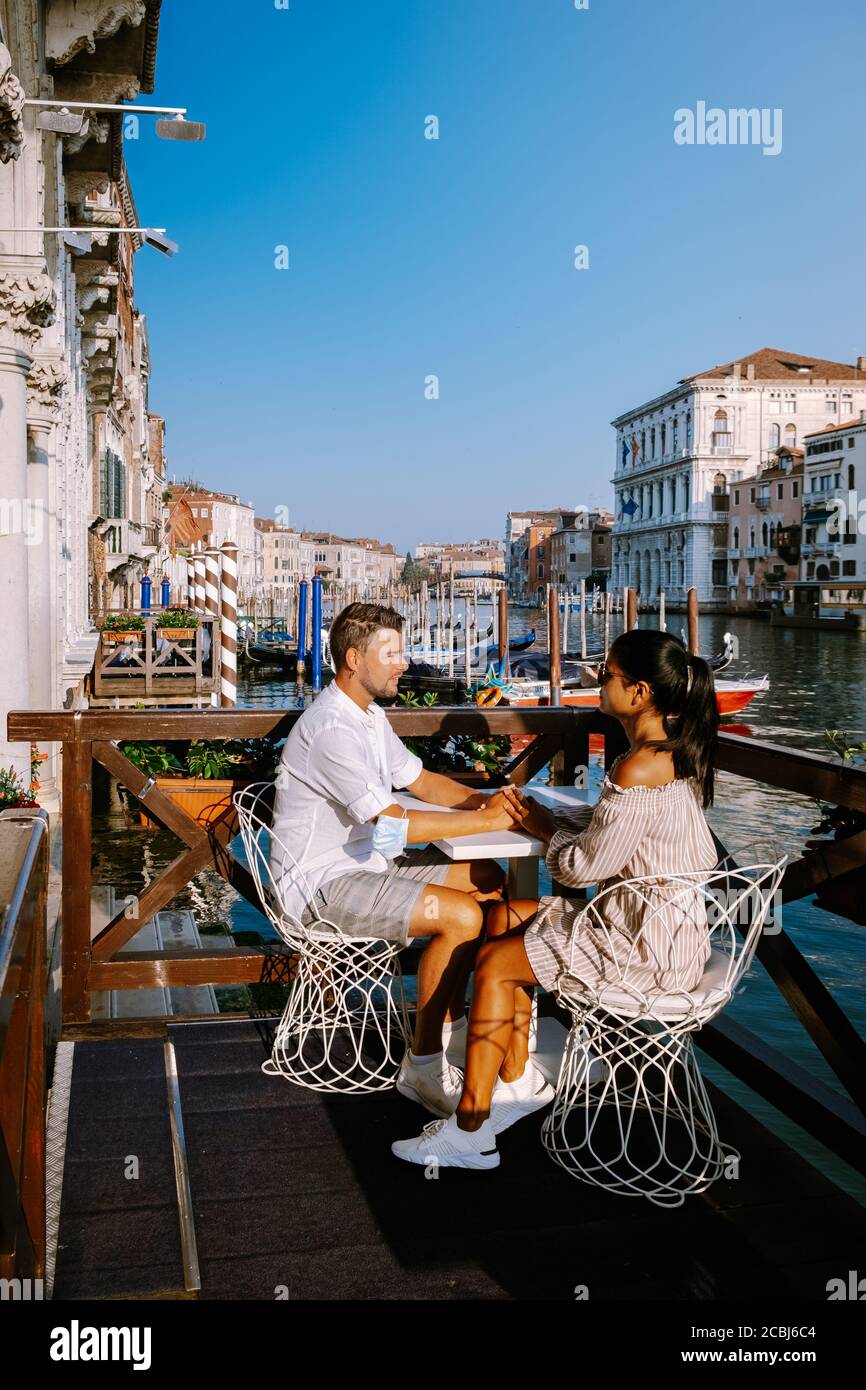 Venice couple kissing on bridge hi-res stock photography and images - Alamy