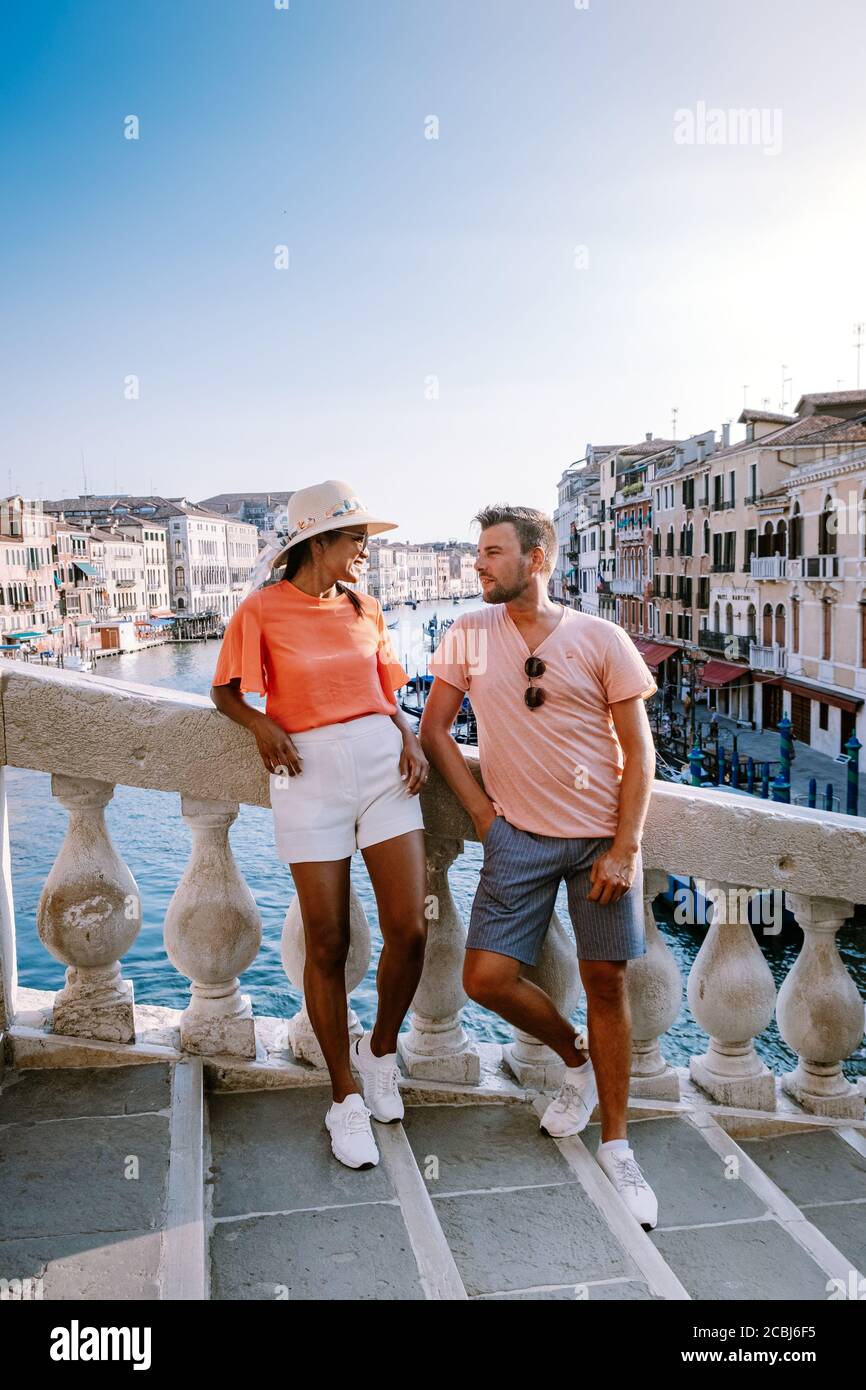 Venice couple kissing on bridge hi-res stock photography and images - Alamy