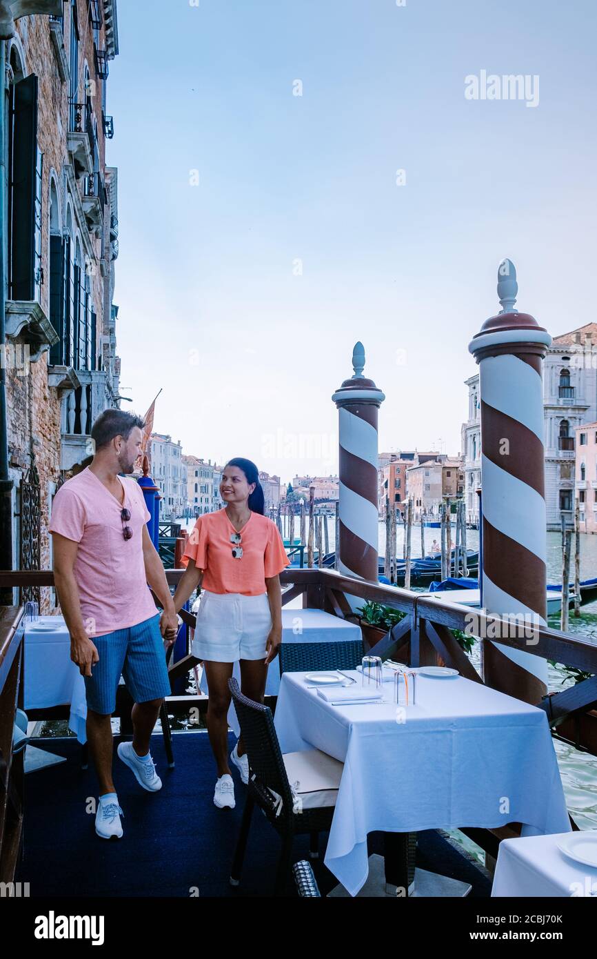 Venice couple kissing on bridge hi-res stock photography and images - Alamy