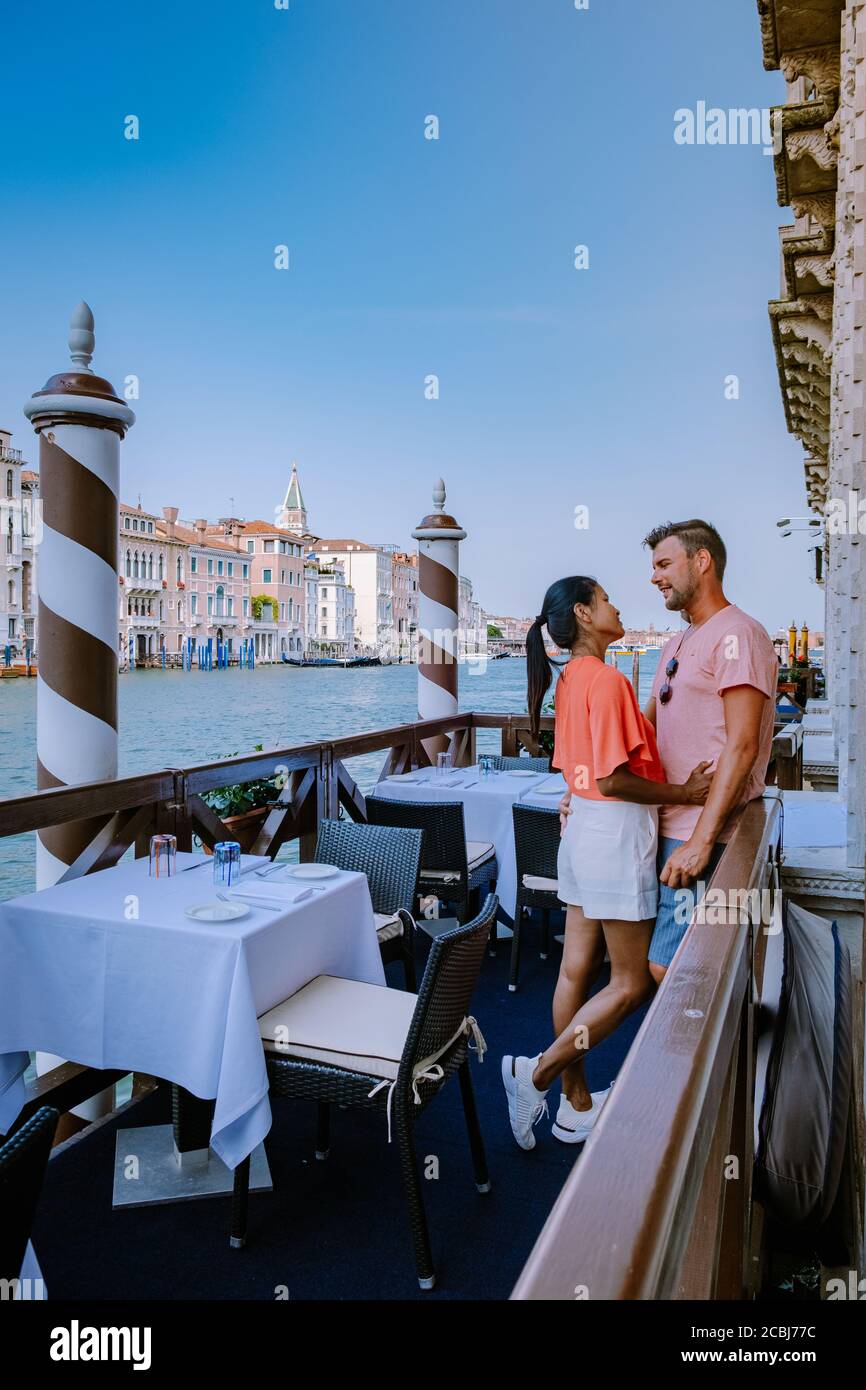 Venice couple kissing on bridge hi-res stock photography and images - Alamy