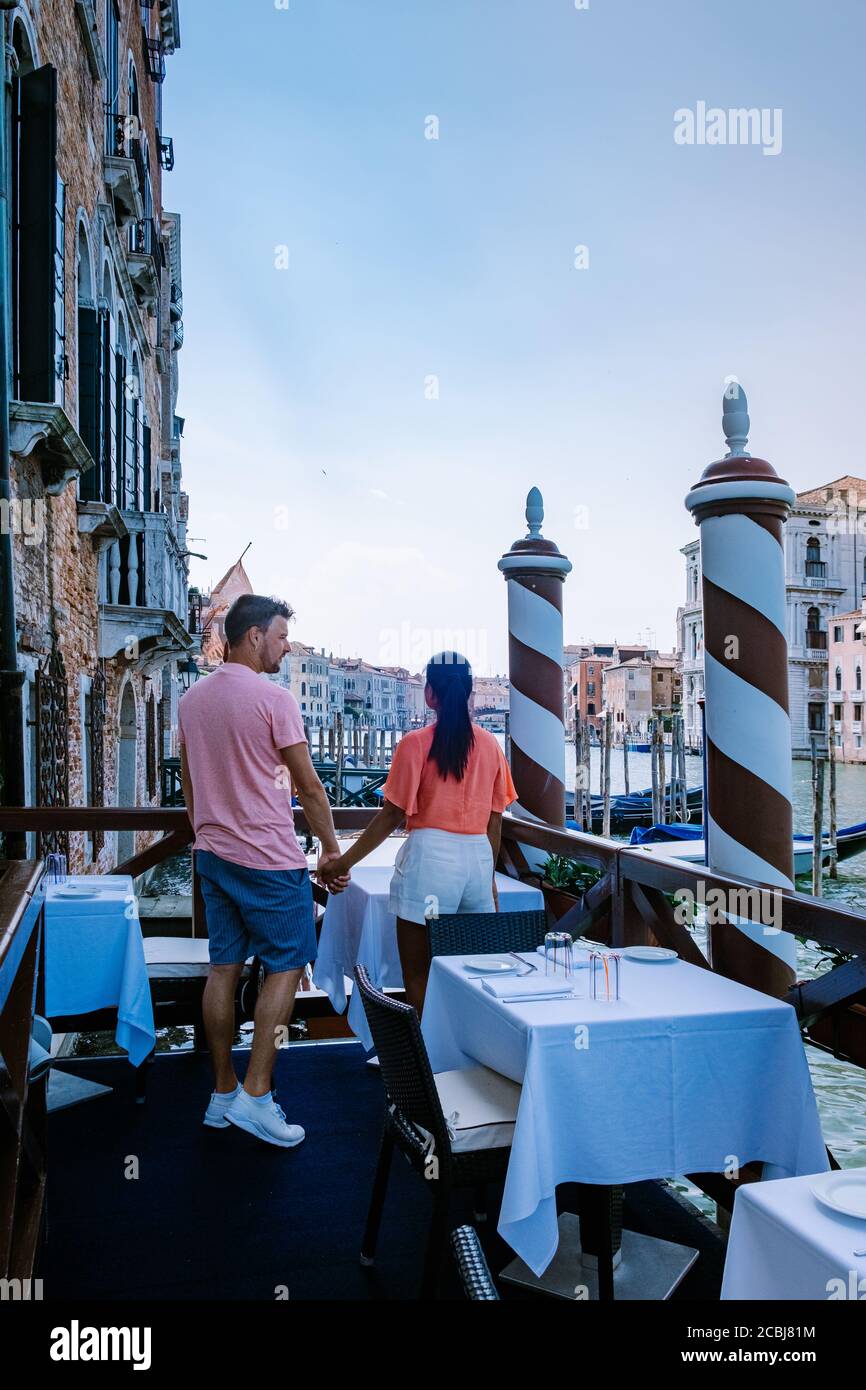 Venice couple kissing on bridge hi-res stock photography and images - Alamy