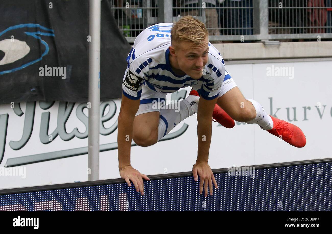 Duisburg, Deutschland. 17th Aug, 2019. firo: 08/17/2019 Football, 3rd league, 2019/2020 season MSV Duisburg - FSV Zwickau Lukas Daschner (# 13, MSV Duisburg) comes back from the fence and jumps over the boards. | usage worldwide Credit: dpa/Alamy Live News Stock Photo