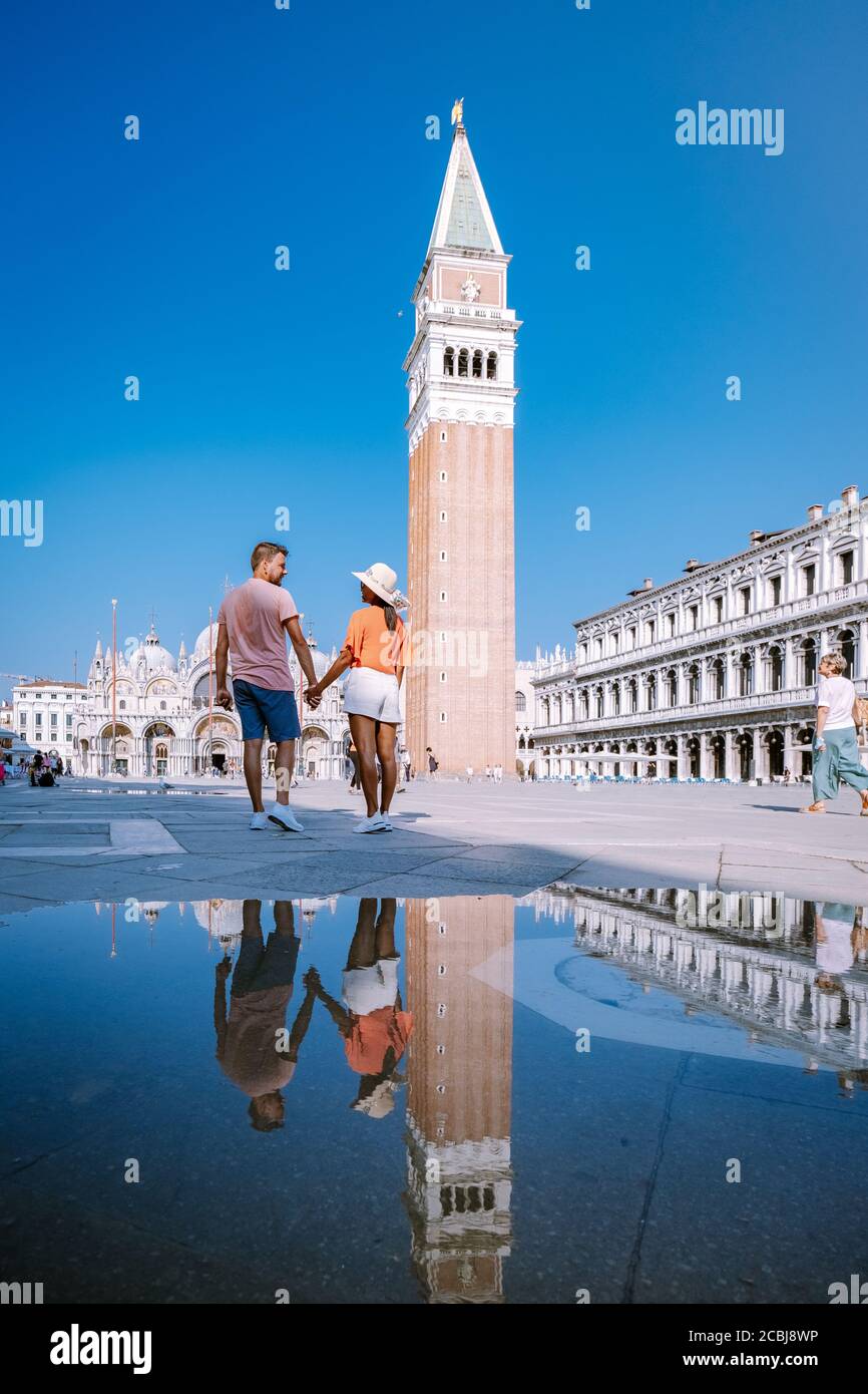 Venice couple kissing on bridge hi-res stock photography and images - Alamy