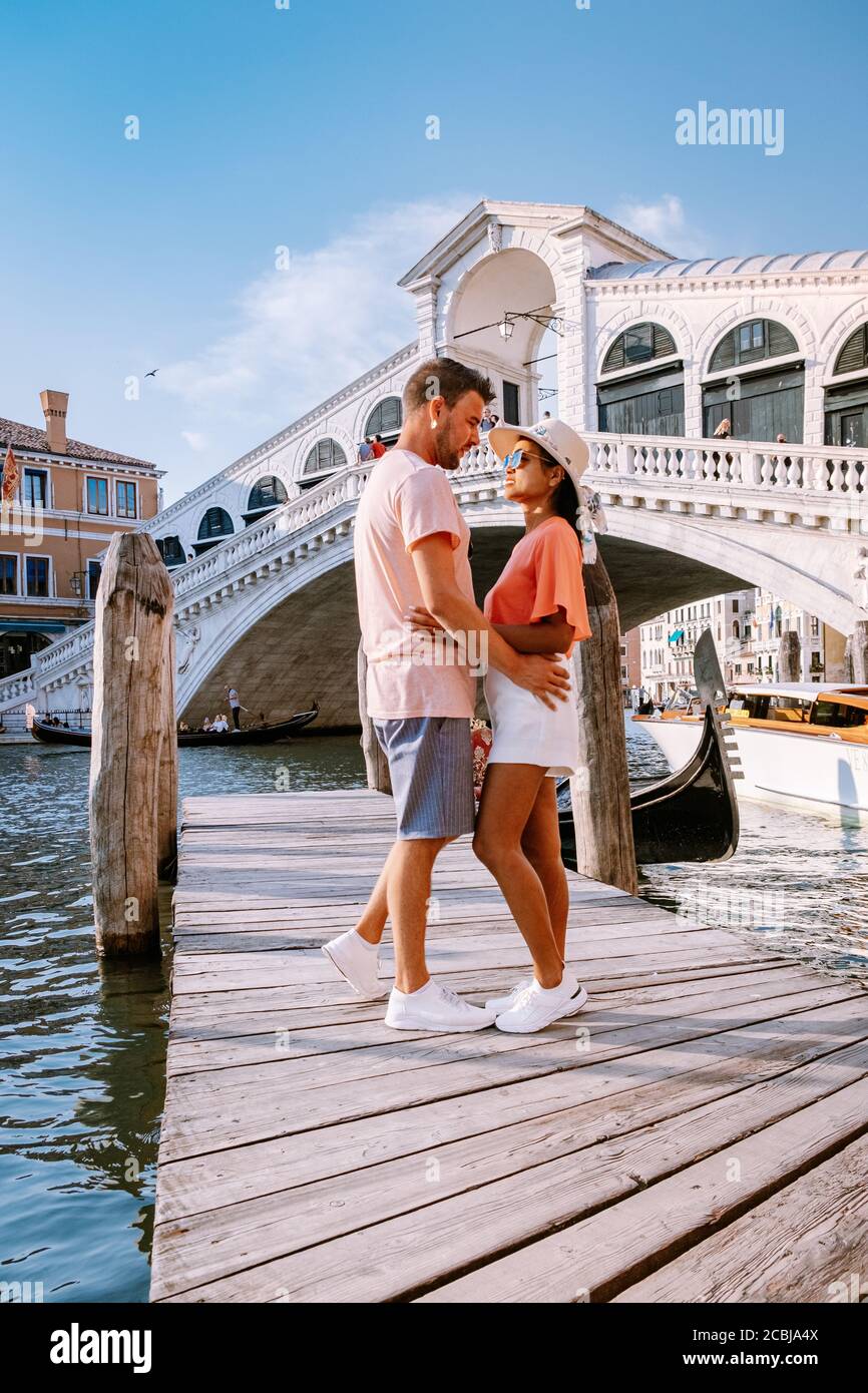 Venice couple kissing on bridge hi-res stock photography and images - Alamy