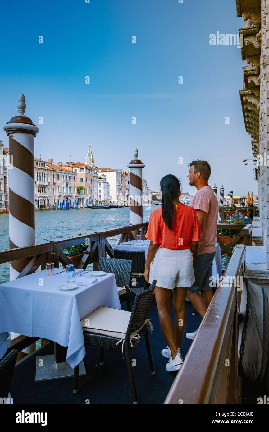 Venice couple kissing on bridge hi-res stock photography and images - Alamy