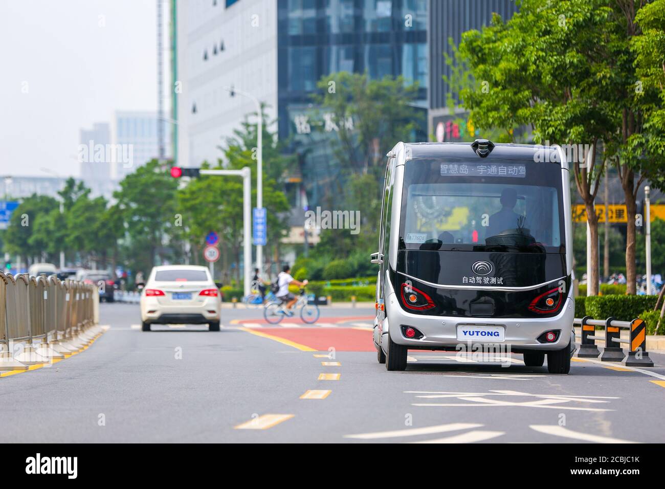 August 14, 2020, Zhengzhou, Zhengzhou, China: HenanÃ¯Â¼Å’CHINA-On August 11, 2020, henan zhengzhou, zhengdong new district give wisdom island lake loop, yutong automated driving bus has run for a year, which is based on 5 g of L4 automated driving bus have highly intelligent, driven and autonomous obstacle avoidance, patrol intersection peers such as task can be accurate, complete, can also identify ambulances, fire engines, etc and take the initiative to give way...''Smart car + smart road + ubiquitous cloud'' is bringing great changes to zhengzhou citizens' travel. Despite being in operation Stock Photo