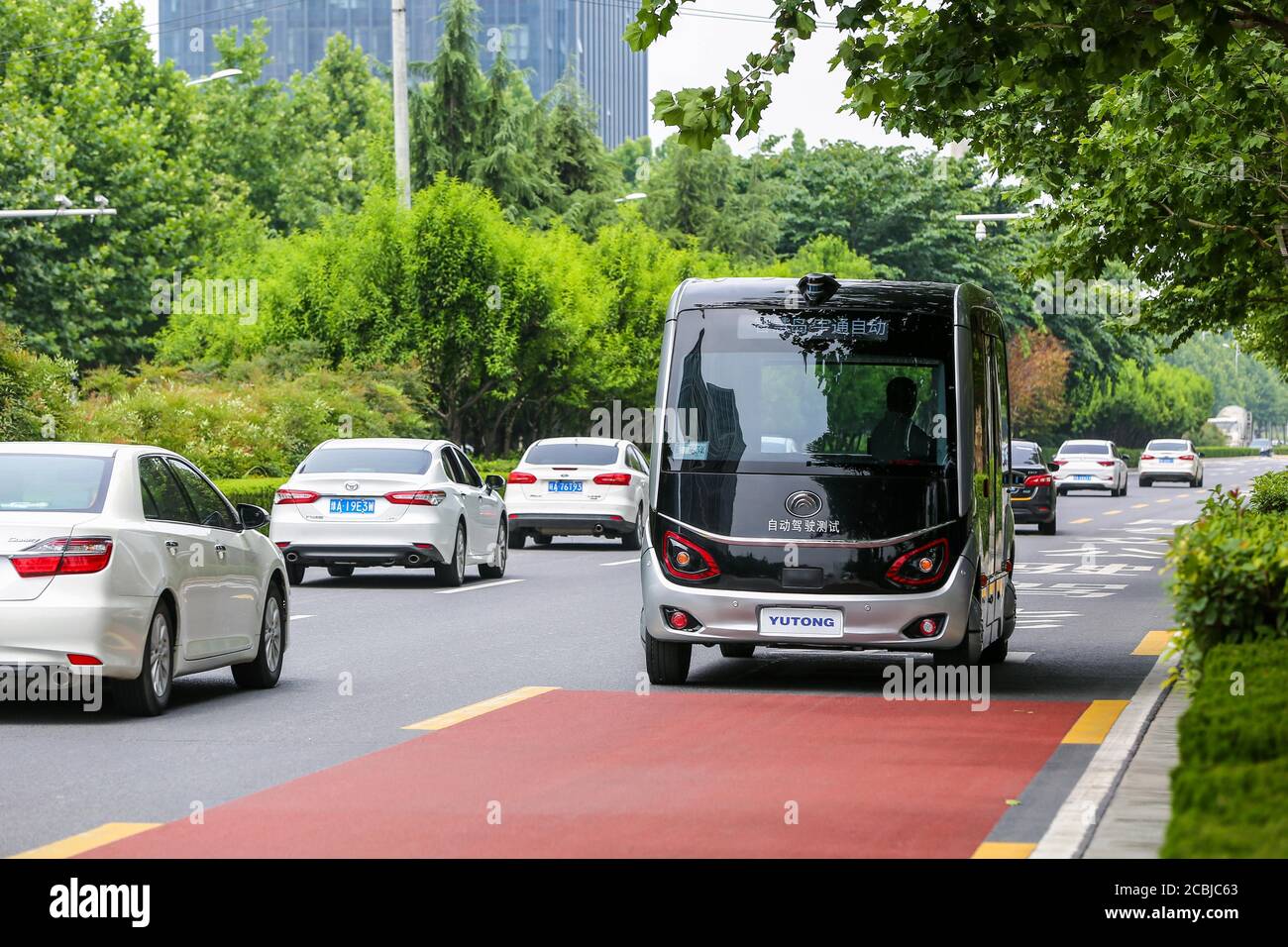 Zhengzhou, Zhengzhou, China. 14th Aug, 2020. HenanÃ¯Â¼Å'CHINA-On August 11, 2020, henan zhengzhou, zhengdong new district give wisdom island lake loop, yutong automated driving bus has run for a year, which is based on 5 g of L4 automated driving bus have highly intelligent, driven and autonomous obstacle avoidance, patrol intersection peers such as task can be accurate, complete, can also identify ambulances, fire engines, etc and take the initiative to give way.''Smart car   smart road   ubiquitous cloud'' is bringing great changes to zhengzhou citizens' travel. Despite being in operation Stock Photo