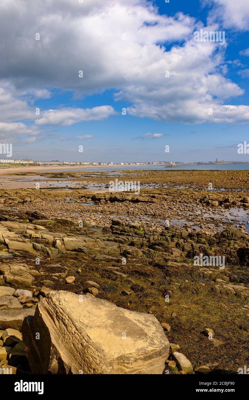 Newbiggin by the sea couple statue hires stock photography and images