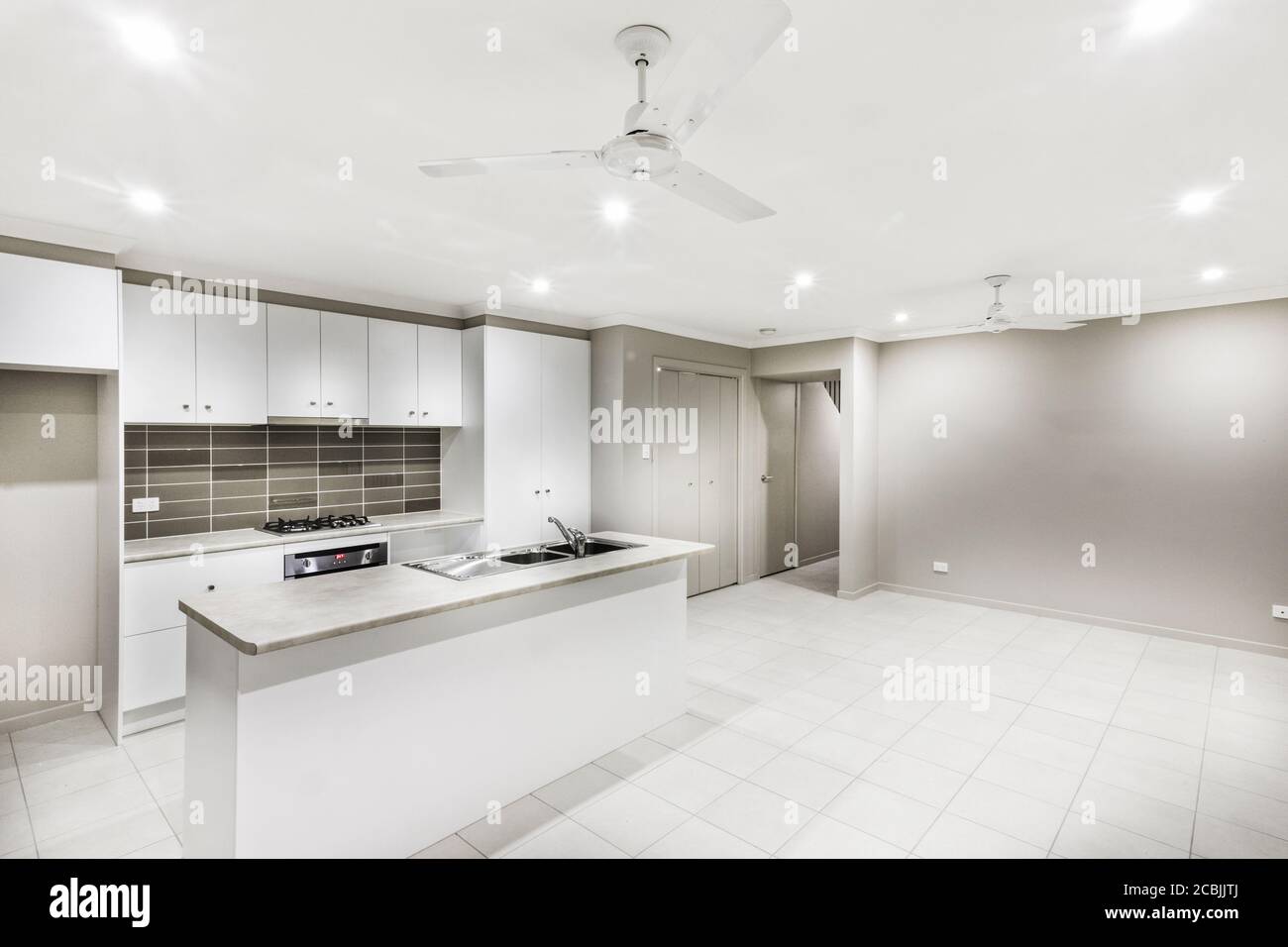 Interior shot of a bright modern kitchen Stock Photo - Alamy