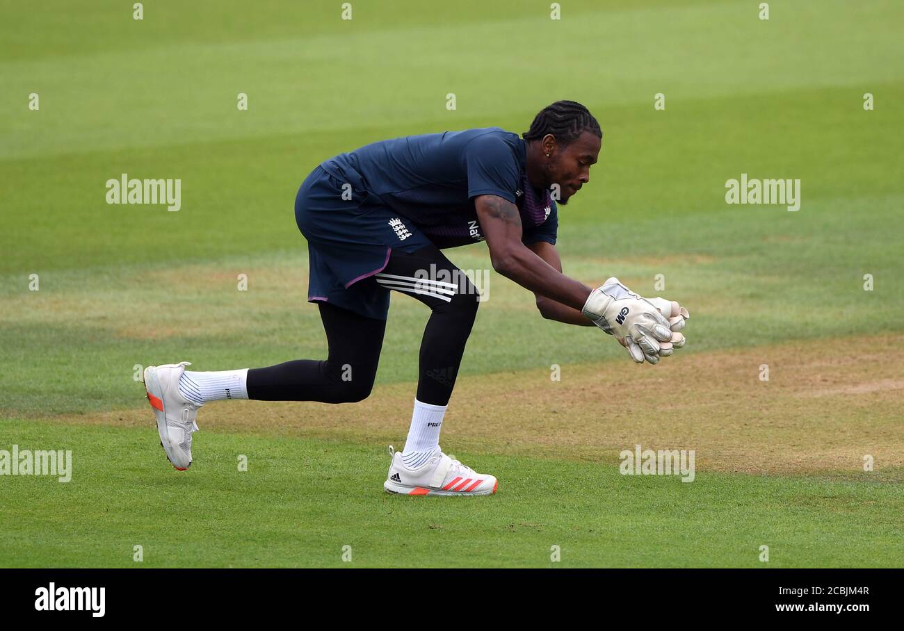 Wicket keeper gloves hires stock photography and images Alamy