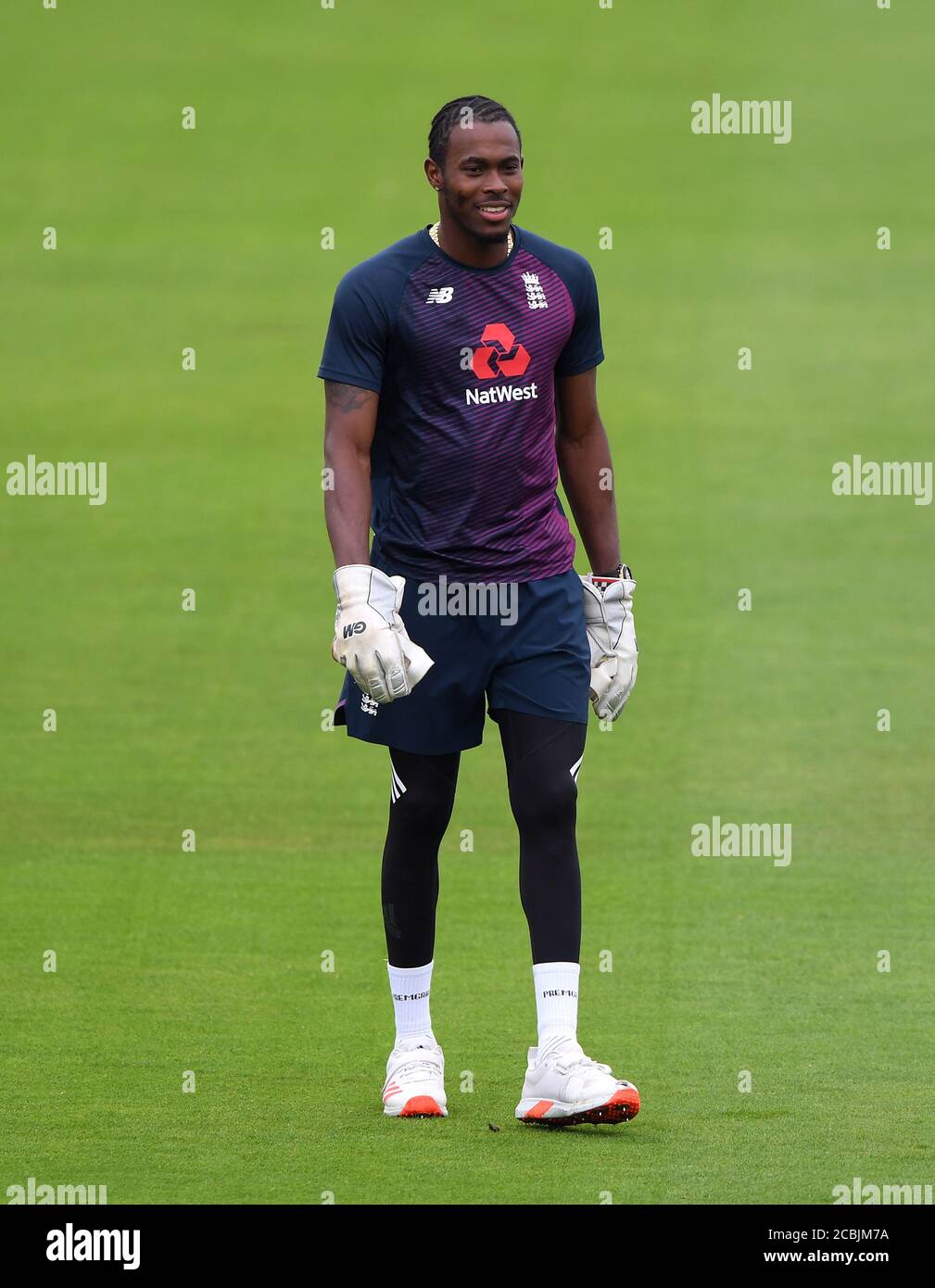 Wicket keeper gloves hires stock photography and images Alamy