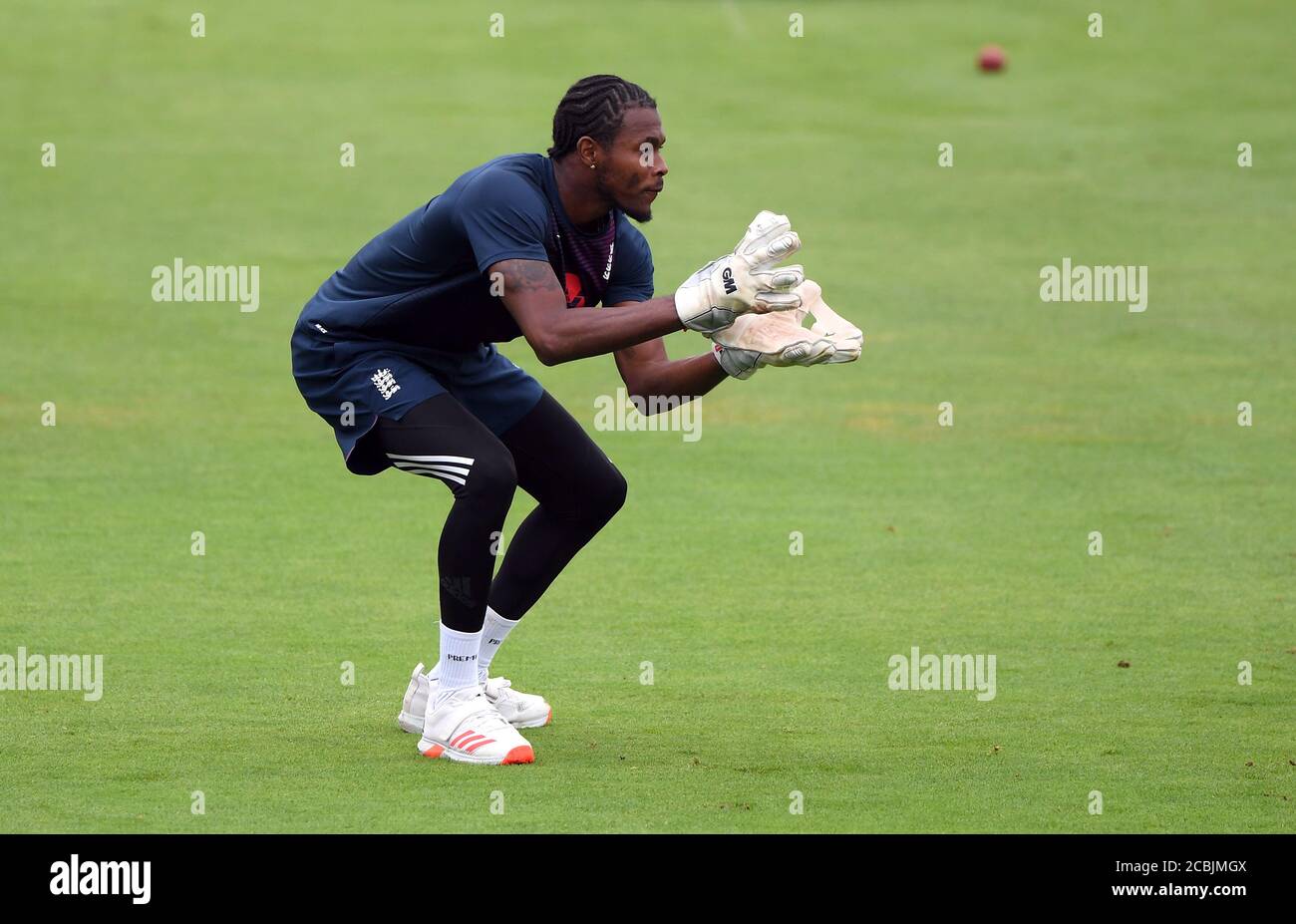 Wicket keeper gloves hires stock photography and images Alamy
