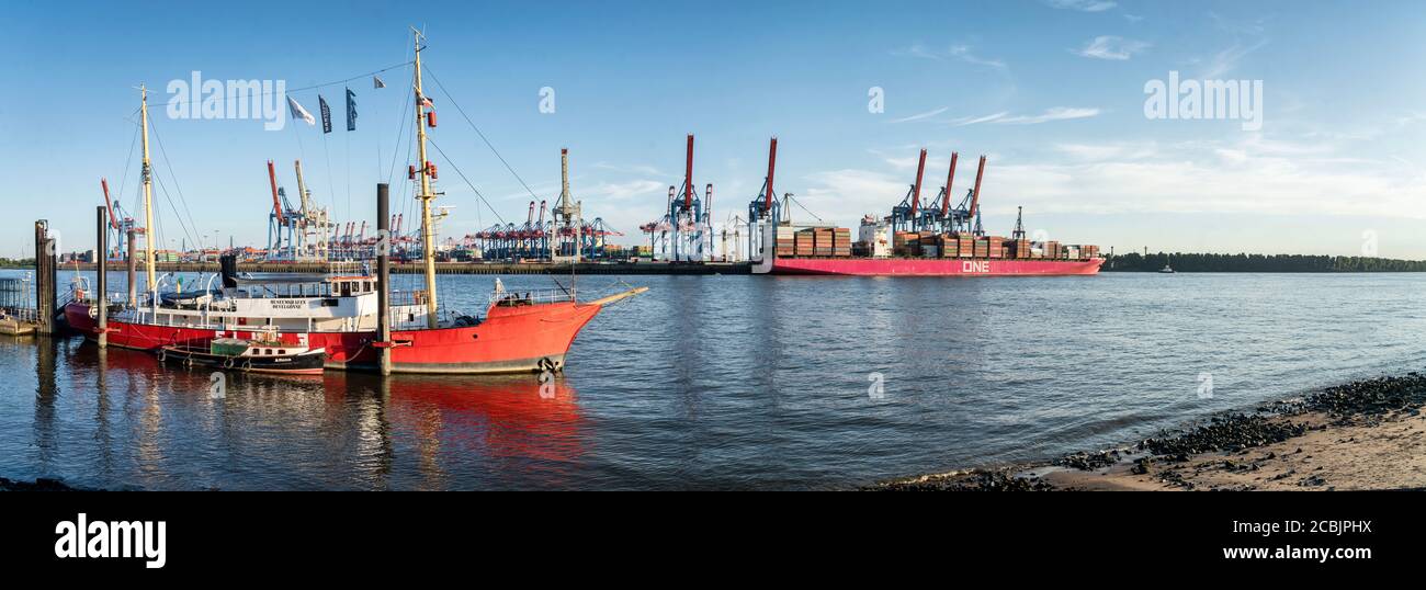 Museumshafen Övelgönne, Elbe Fluss und Hamburger Hafen, Container Terminal, Panorama, Hansestadt Hamburg, Deutschland, Europa Stock Photo