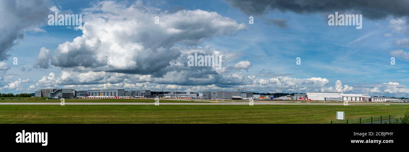 Gewitterwolken über Airbus Werksgelände in Finkenwerder , wahrend der Corona-Krise abgestellte Flugzeuge, Produktionshallen für A380, Hamburg Stock Photo