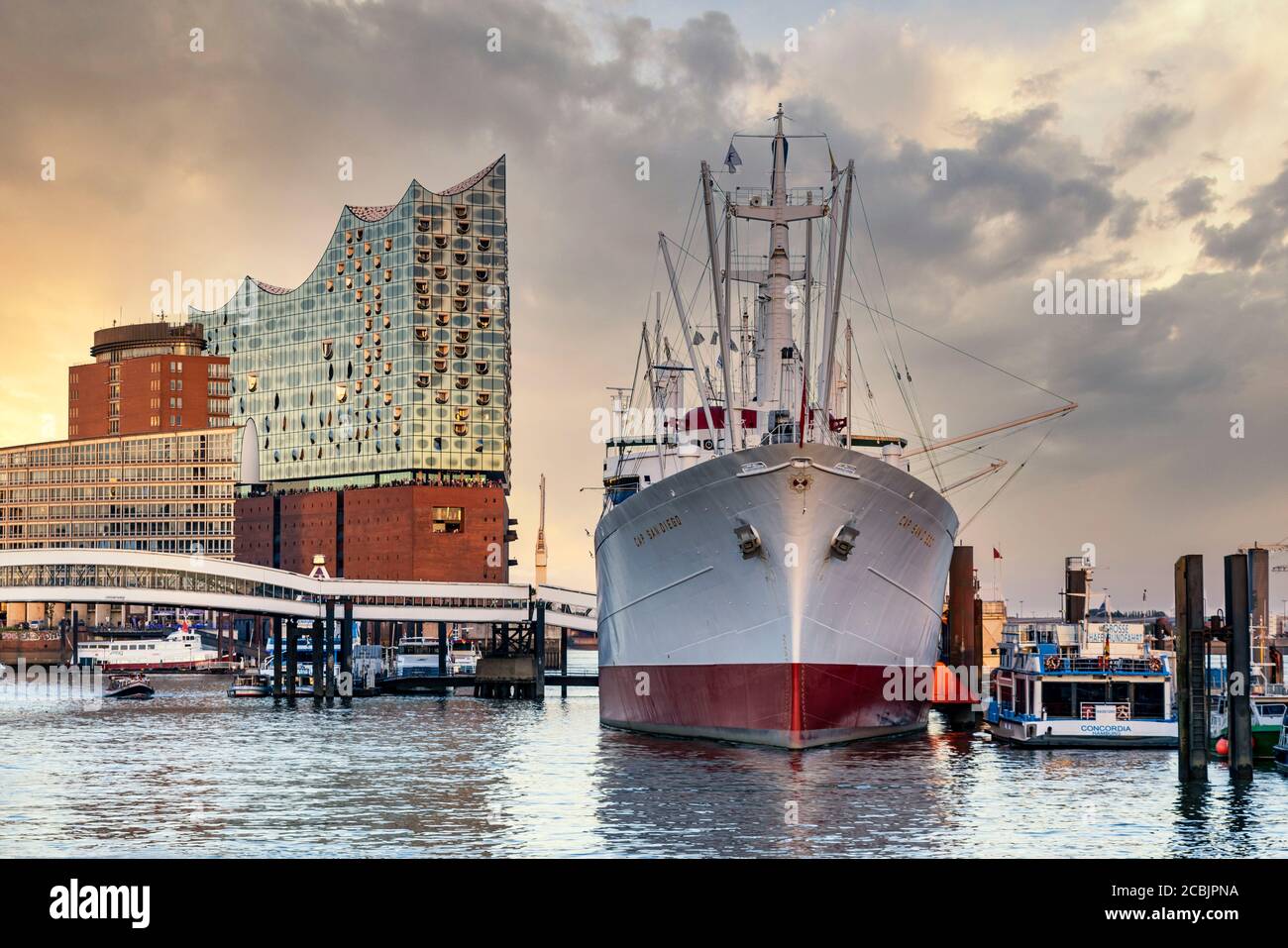 Elbphilharmonie , Cap San Diego Museumsschiff, Museumsfrachtschiff, HafenCity,  Hamburg, Deutschland, Europa Stock Photo