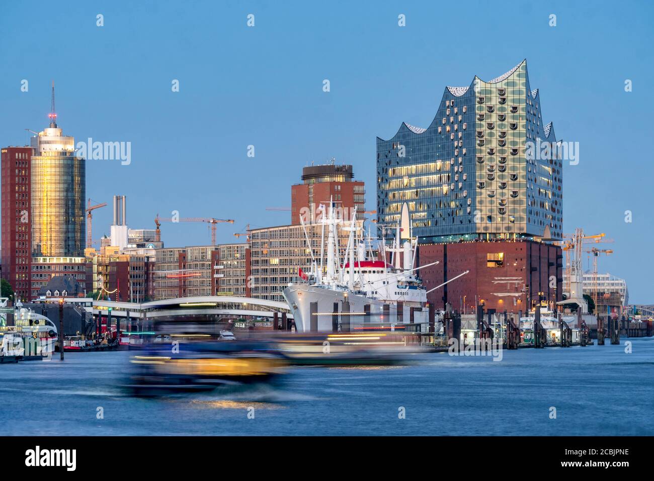 Elbphilharmonie , Cap San Diego Museumsschiff, Museumsfrachtschiff, HafenCity,  Hamburg, Deutschland, Europa Stock Photo