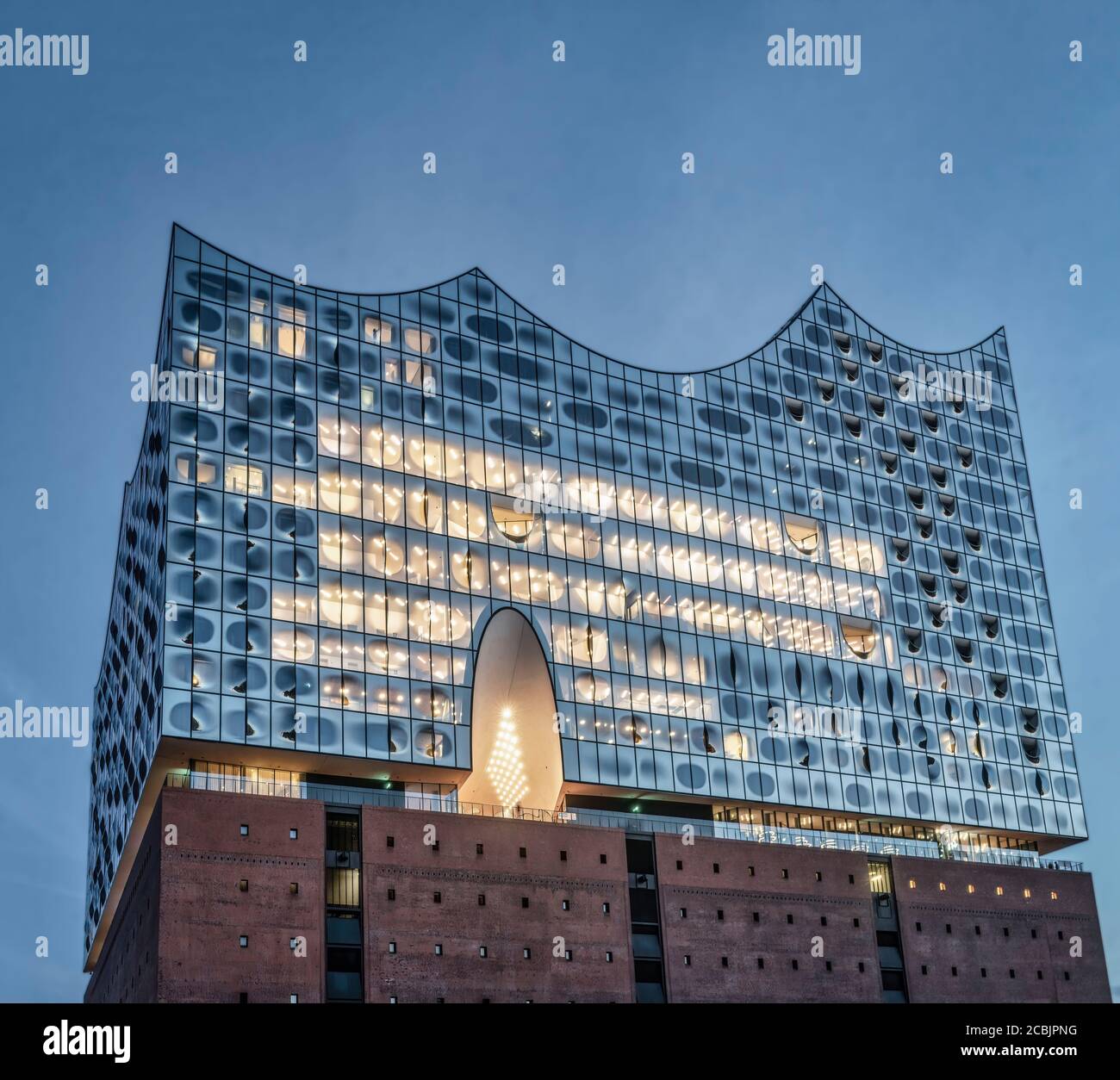 Elbphilharmonie zur blauen Stunde, HafenCity, Speicherstadt, Hamburg, Deutschland, Europa Stock Photo