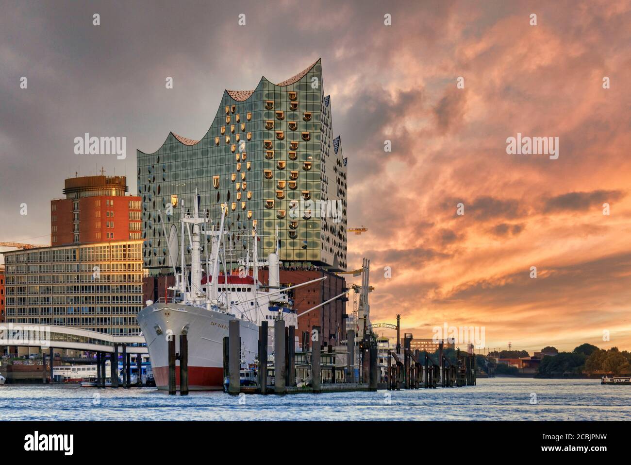 Elbphilharmonie , Cap San Diego Museumsschiff, Museumsfrachtschiff, HafenCity, Hamburg, Deutschland, Europa Stock Photo