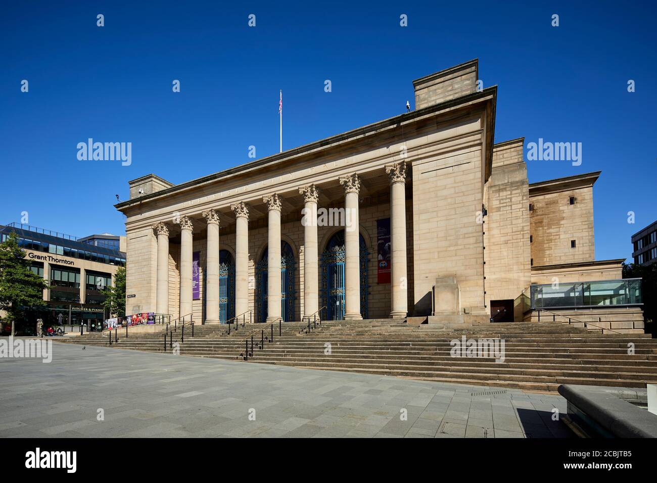 Sheffield, South Yorkshire Sheffield City Hall a Grade II* listed  neo-classical building  by architect E. Vincent Harris which dominates Barker's Poo Stock Photo