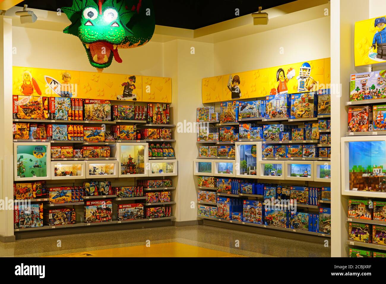CHICAGO, IL -29 JUL 2020- The Lego Store inside the Water Tower Place  shopping mall located on Michigan Avenue in downtown Chicago includes giant  scul Stock Photo - Alamy