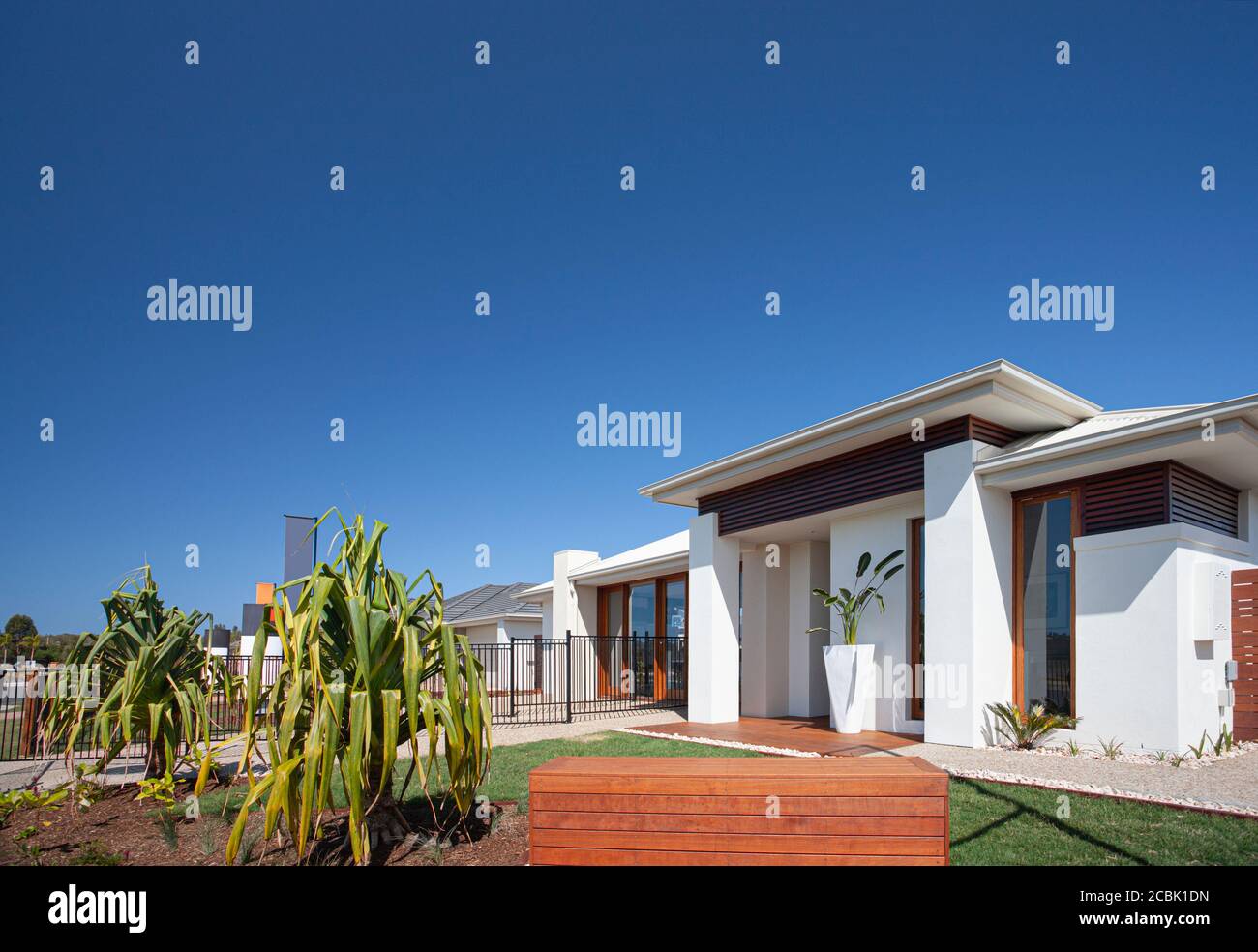 Contemporary luxury home exterior hi-res stock photography and images ...