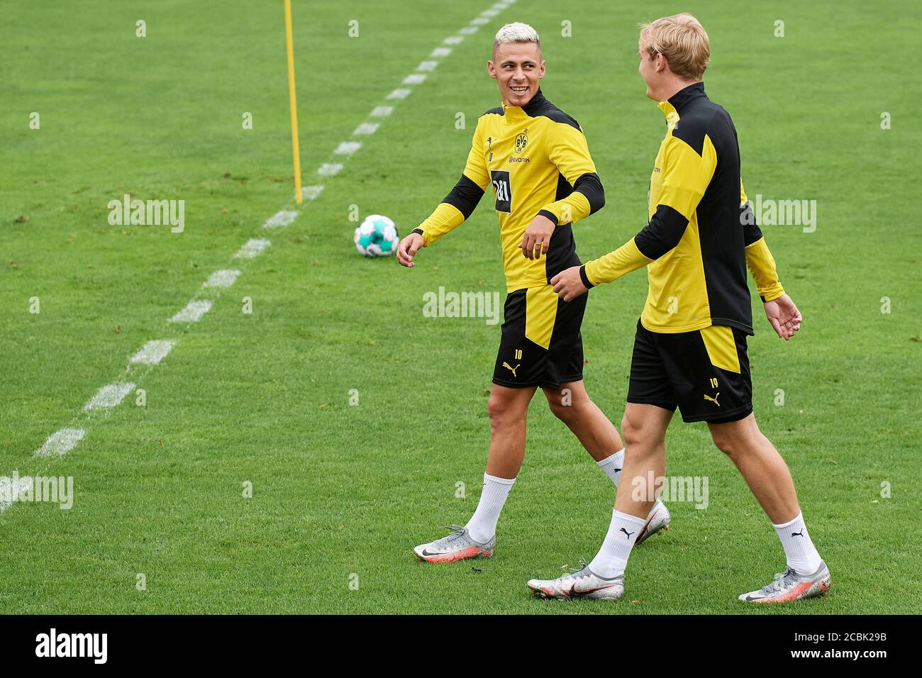 Bad Ragaz, Schweiz. 14. August 2020. Thorgan Hazard spricht mit Julian Brandt beim Training der ersten Mannschaft von Borussia Dortmund in Bad Ragaz. Stock Photo
