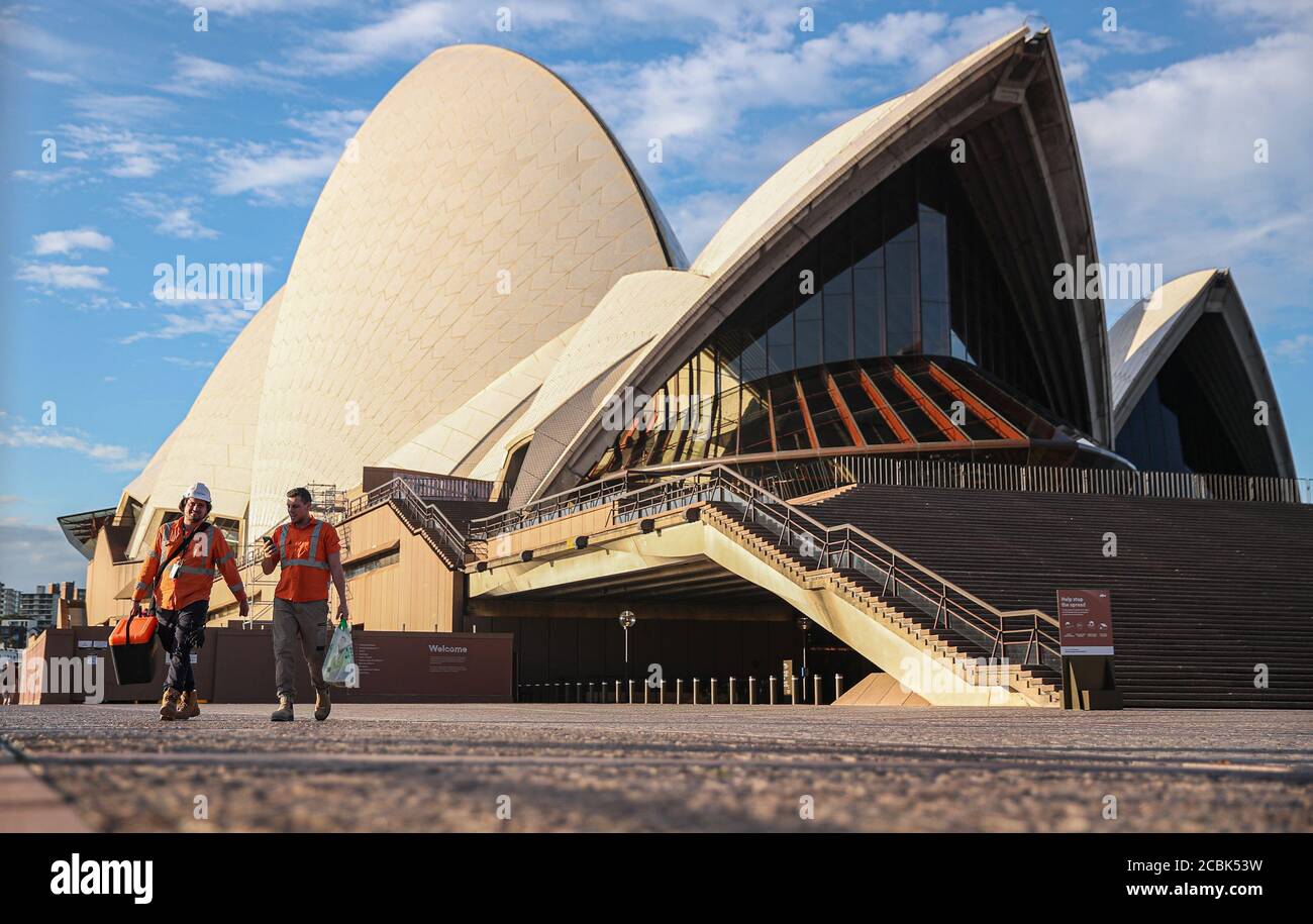 Sydney. 27th May, 2020. Photo taken on May 27, 2020 shows workers at Sydney Opera House in Sydney, Australia. The COVID-19 outbreak in the Australian State of Victoria will likely delay the country's economic recovery by several months, Reserve Bank of Australia (RBA) Governor Philip Lowe told a parliamentary inquiry on Friday. Credit: Bai Xuefei/Xinhua/Alamy Live News Stock Photo