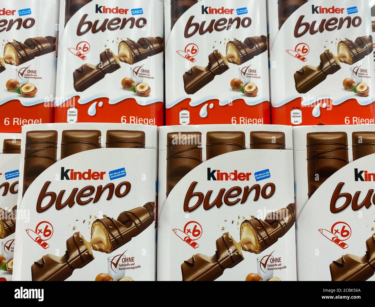 https://c8.alamy.com/comp/2CBK56A/viersen-germany-july-9-2020-view-on-stack-kinder-bueno-chocolate-bar-boxes-in-shelf-of-german-supermarket-focus-on-lower-row-2CBK56A.jpg